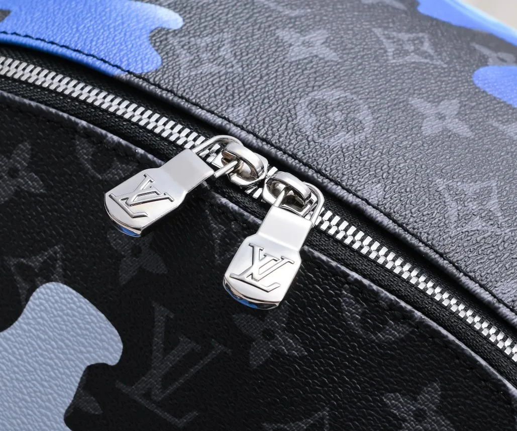 Batch 440💰M21429 This Discovery backpack is from the Room with a View capsule series, recalling designer Virgil Abloh's vision of floating clouds. The Monogram Eclipse canvas depicts a quiet sunrise in dreamy colors, and the cloud pattern spells out the freehand LV logo. 30.0 x 40.0 x 20.0 cm (L x H x W) • Sunrise Monogram Eclipse coated canvas • Cow leather trim • Textile lining • Metal hardware