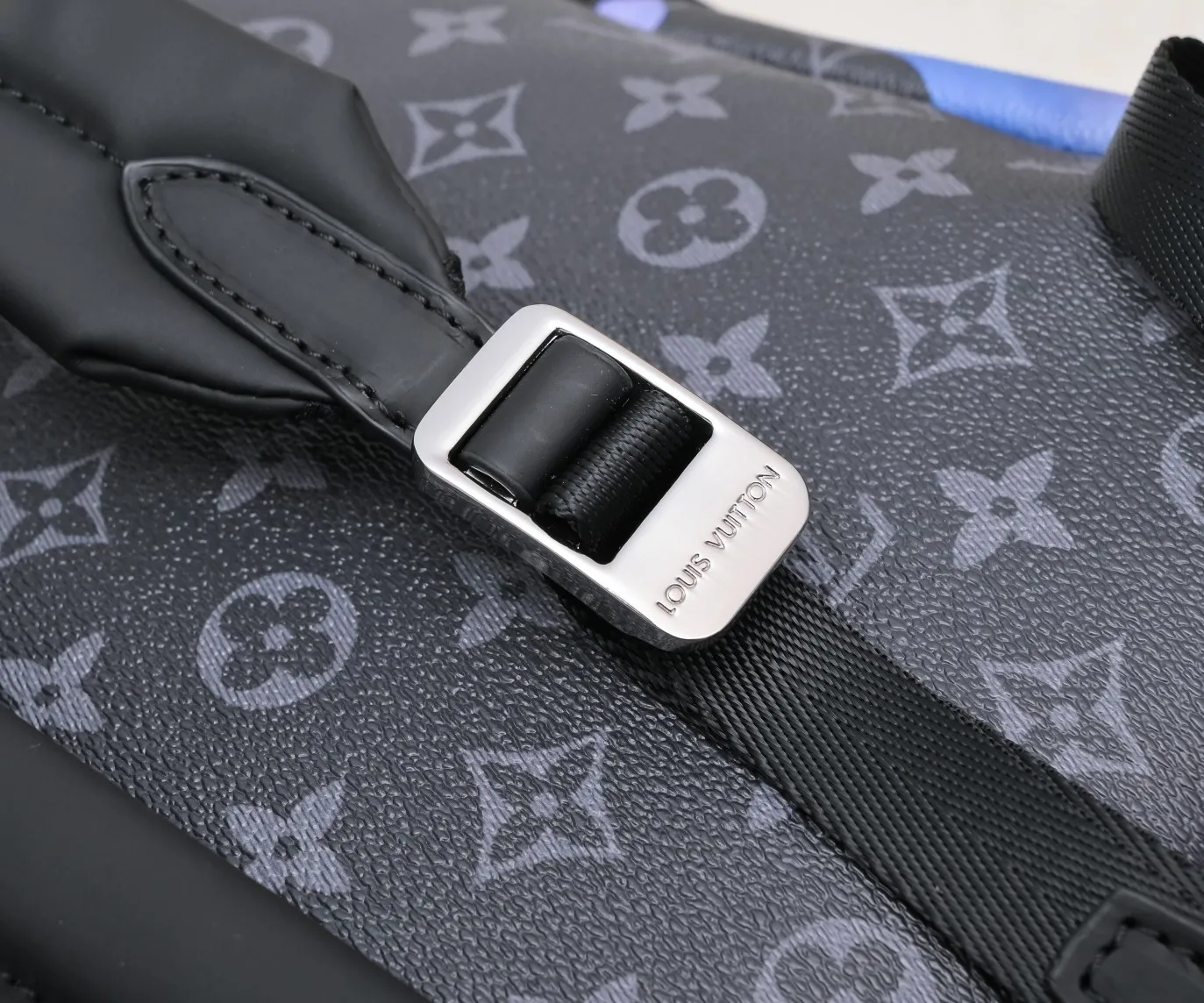 Batch 440💰M21429 This Discovery backpack is from the Room with a View capsule series, recalling designer Virgil Abloh's vision of floating clouds. The Monogram Eclipse canvas depicts a quiet sunrise in dreamy colors, and the cloud pattern spells out the freehand LV logo. 30.0 x 40.0 x 20.0 cm (L x H x W) • Sunrise Monogram Eclipse coated canvas • Cow leather trim • Textile lining • Metal hardware