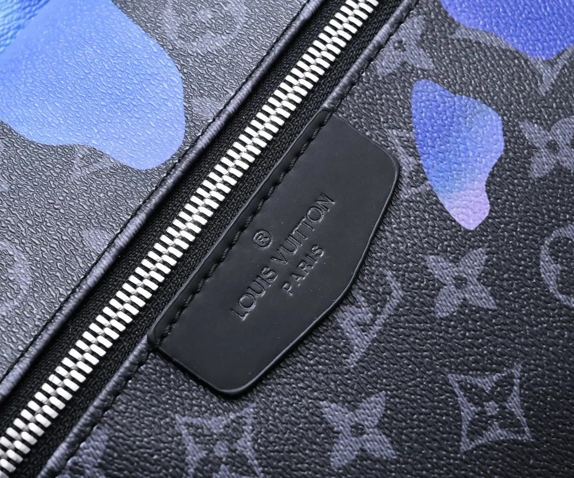 Batch 440💰M21429 This Discovery backpack is from the Room with a View capsule series, recalling designer Virgil Abloh's vision of floating clouds. The Monogram Eclipse canvas depicts a quiet sunrise in dreamy colors, and the cloud pattern spells out the freehand LV logo. 30.0 x 40.0 x 20.0 cm (L x H x W) • Sunrise Monogram Eclipse coated canvas • Cow leather trim • Textile lining • Metal hardware