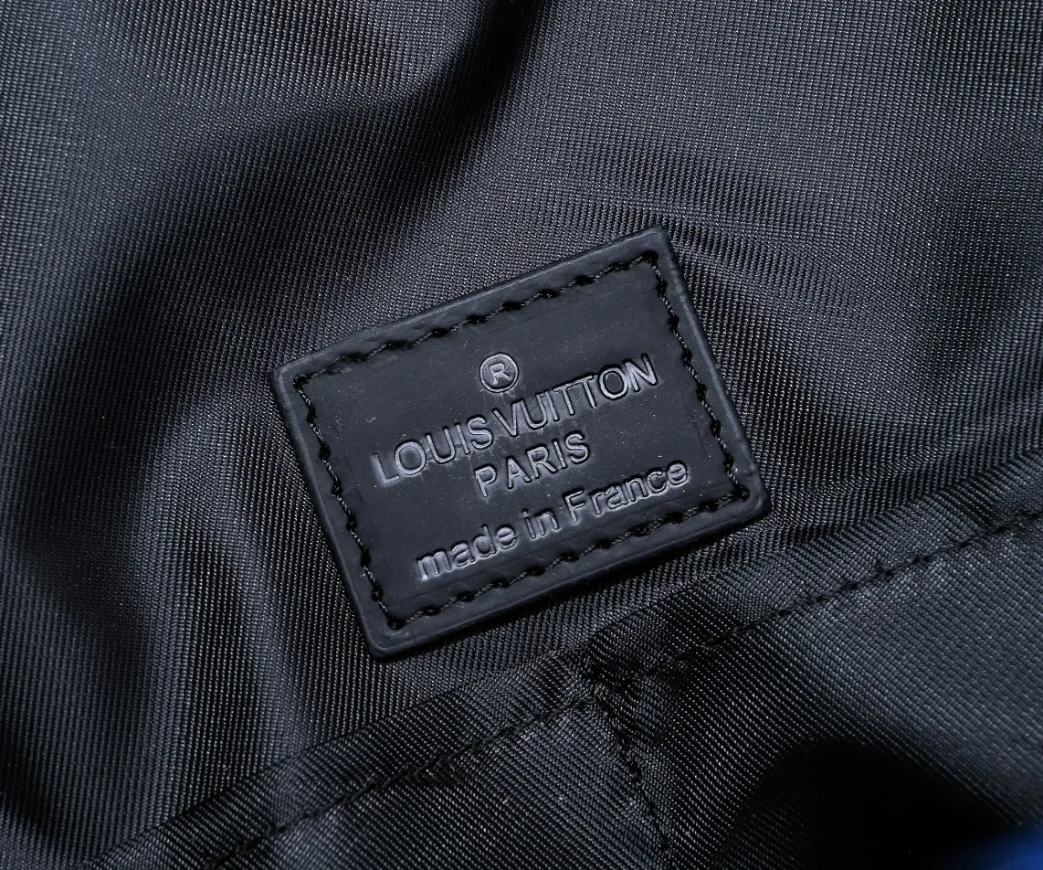 Batch 440💰M21429 This Discovery backpack is from the Room with a View capsule series, recalling designer Virgil Abloh's vision of floating clouds. The Monogram Eclipse canvas depicts a quiet sunrise in dreamy colors, and the cloud pattern spells out the freehand LV logo. 30.0 x 40.0 x 20.0 cm (L x H x W) • Sunrise Monogram Eclipse coated canvas • Cow leather trim • Textile lining • Metal hardware