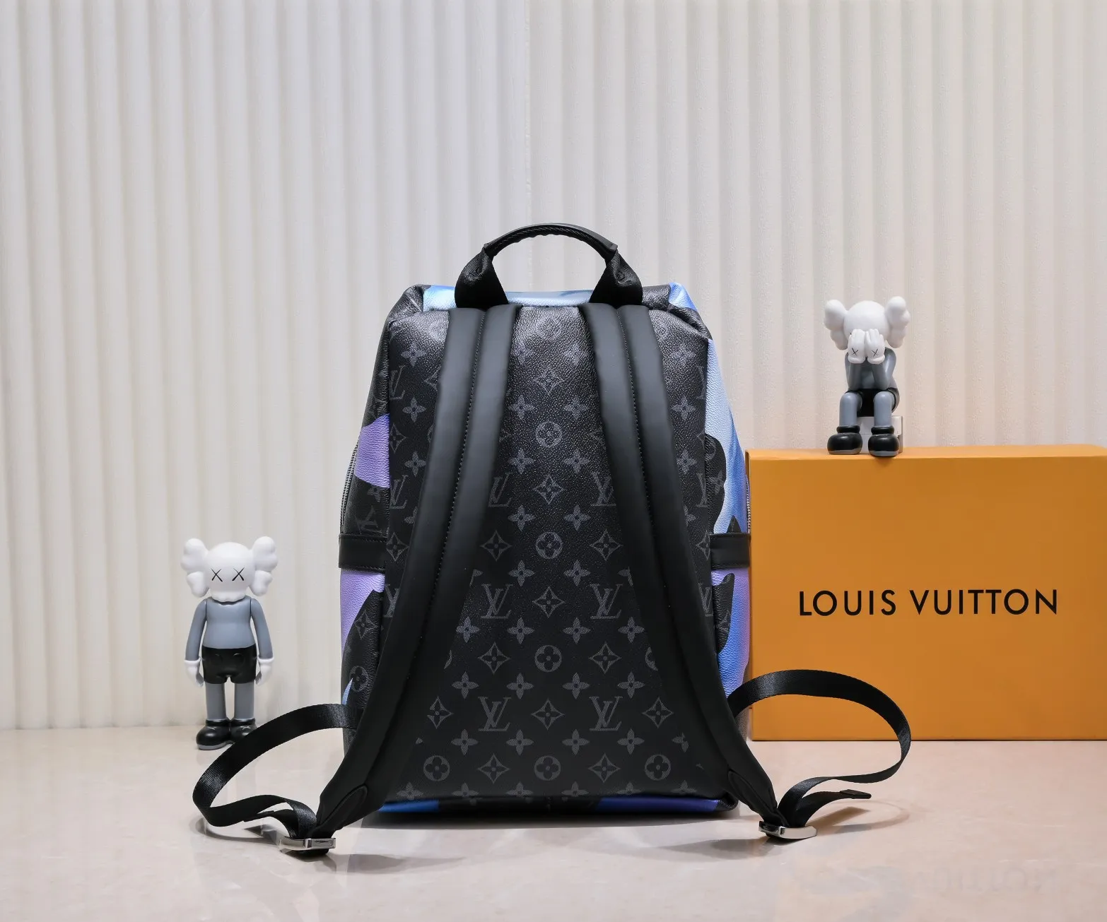 Batch 440💰M21429 This Discovery backpack is from the Room with a View capsule series, recalling designer Virgil Abloh's vision of floating clouds. The Monogram Eclipse canvas depicts a quiet sunrise in dreamy colors, and the cloud pattern spells out the freehand LV logo. 30.0 x 40.0 x 20.0 cm (L x H x W) • Sunrise Monogram Eclipse coated canvas • Cow leather trim • Textile lining • Metal hardware