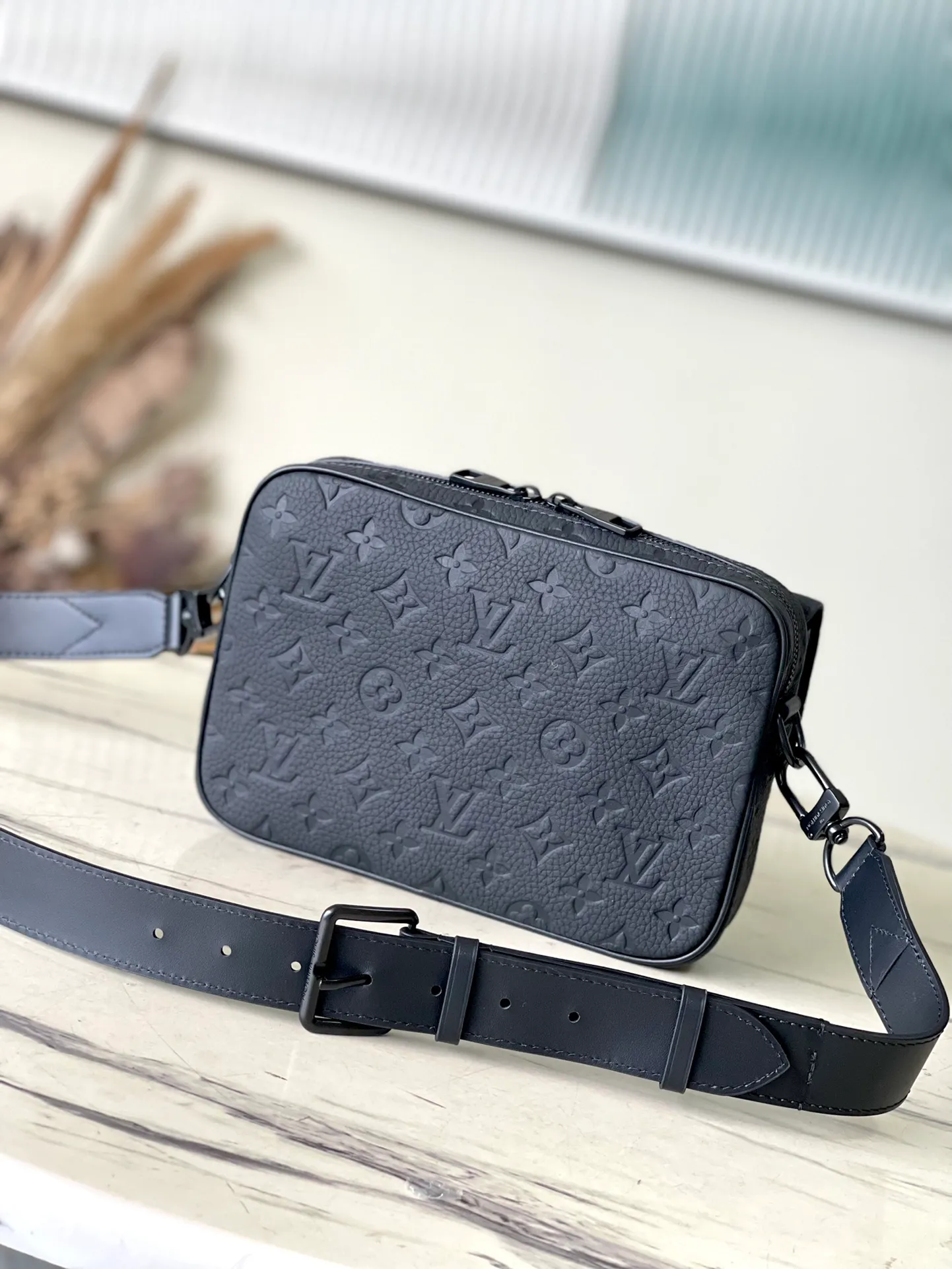 💰1020 (top-grain leather) top-quality original M23742 full leather. This Steamer messenger bag is made of Monogram embossed Taurillon leather, with reinforced corners and chain and pin elements to recall the design of the Steamer handbag. It features roomy compartments, a front pocket with a magnetic flap, and an adjustable shoulder strap for easy carrying. Dimensions: 24 × 17 × 5 cm