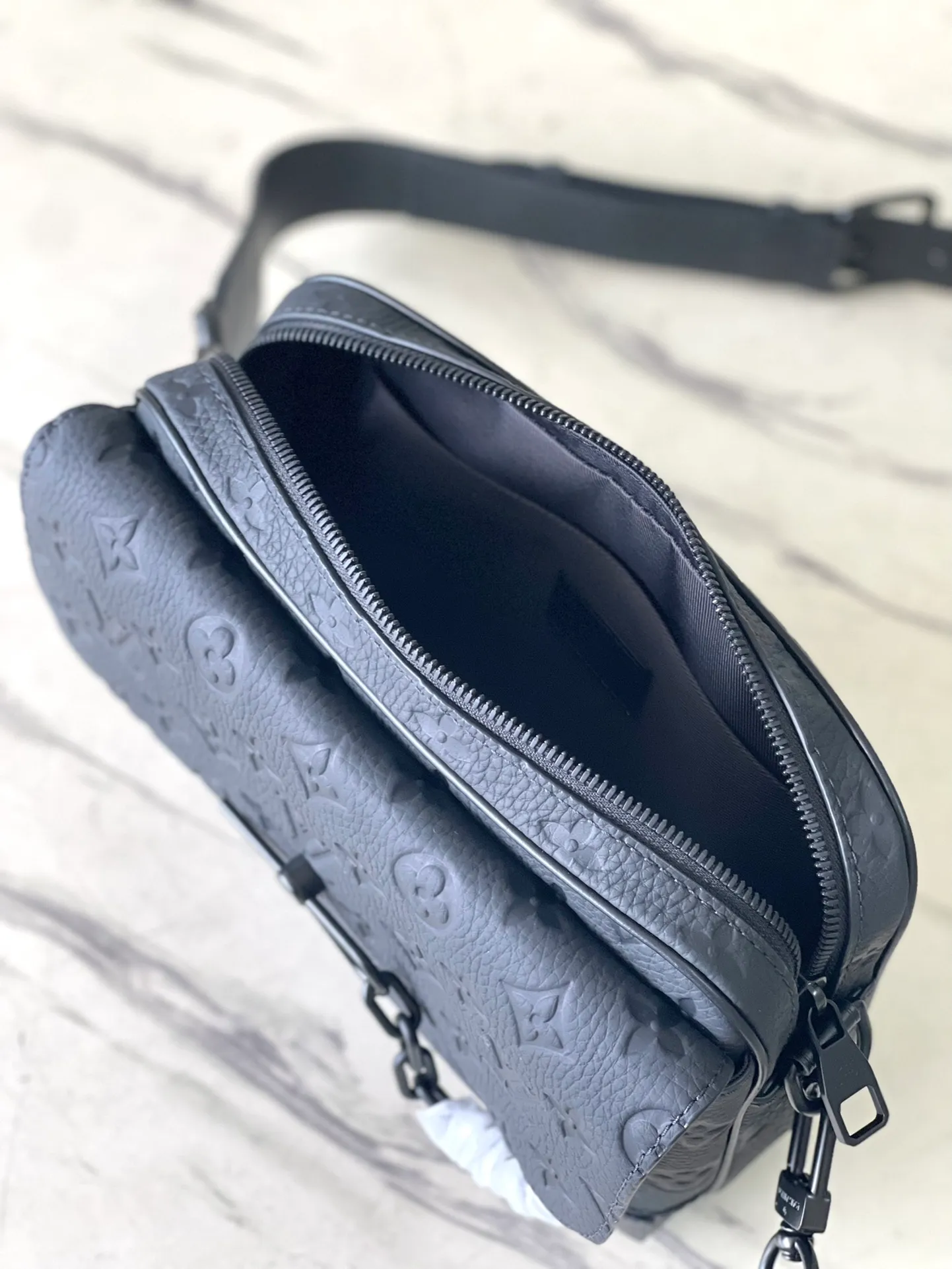 💰1020 (top-grain leather) top-quality original M23742 full leather. This Steamer messenger bag is made of Monogram embossed Taurillon leather, with reinforced corners and chain and pin elements to recall the design of the Steamer handbag. It features roomy compartments, a front pocket with a magnetic flap, and an adjustable shoulder strap for easy carrying. Dimensions: 24 × 17 × 5 cm
