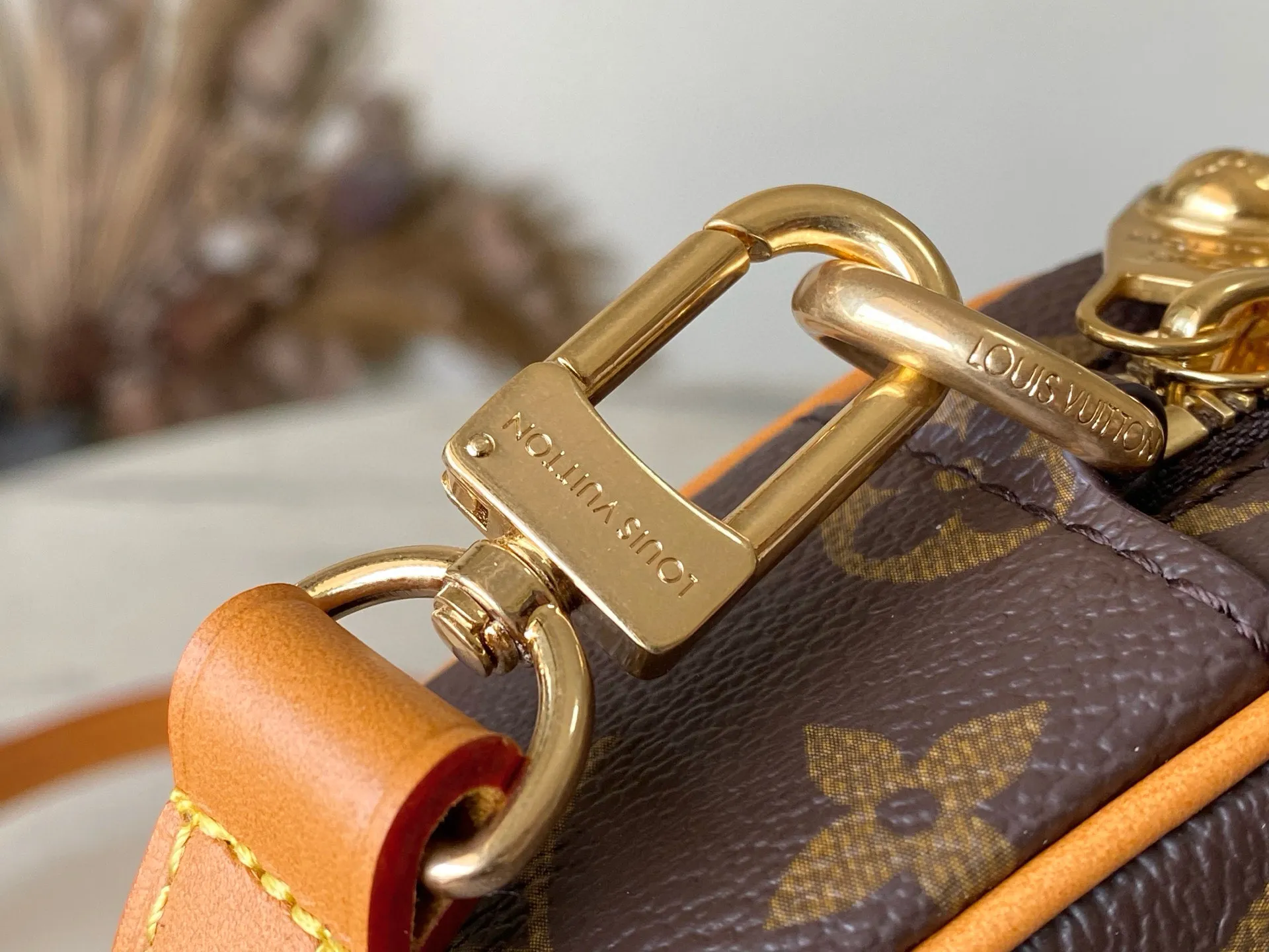 💰900 Top Original Order M14058 Trocadero mini handbag is made of Monogram canvas, vintage cow leather trim and reinforced front corners. It pays tribute to Louis Vuitton's legendary history and combines retro charm with exquisite modernity. The design is inspired by Louis Vuitton's cross-body bags designed in the 1980s and features a removable and adjustable shoulder strap. Dimensions: 20 × 13 × 6.5 cm
