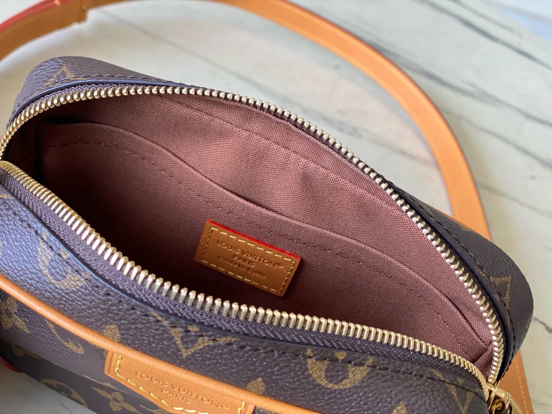 💰900 Top Original Order M14058 Trocadero mini handbag is made of Monogram canvas, vintage cow leather trim and reinforced front corners. It pays tribute to Louis Vuitton's legendary history and combines retro charm with exquisite modernity. The design is inspired by Louis Vuitton's cross-body bags designed in the 1980s and features a removable and adjustable shoulder strap. Dimensions: 20 × 13 × 6.5 cm