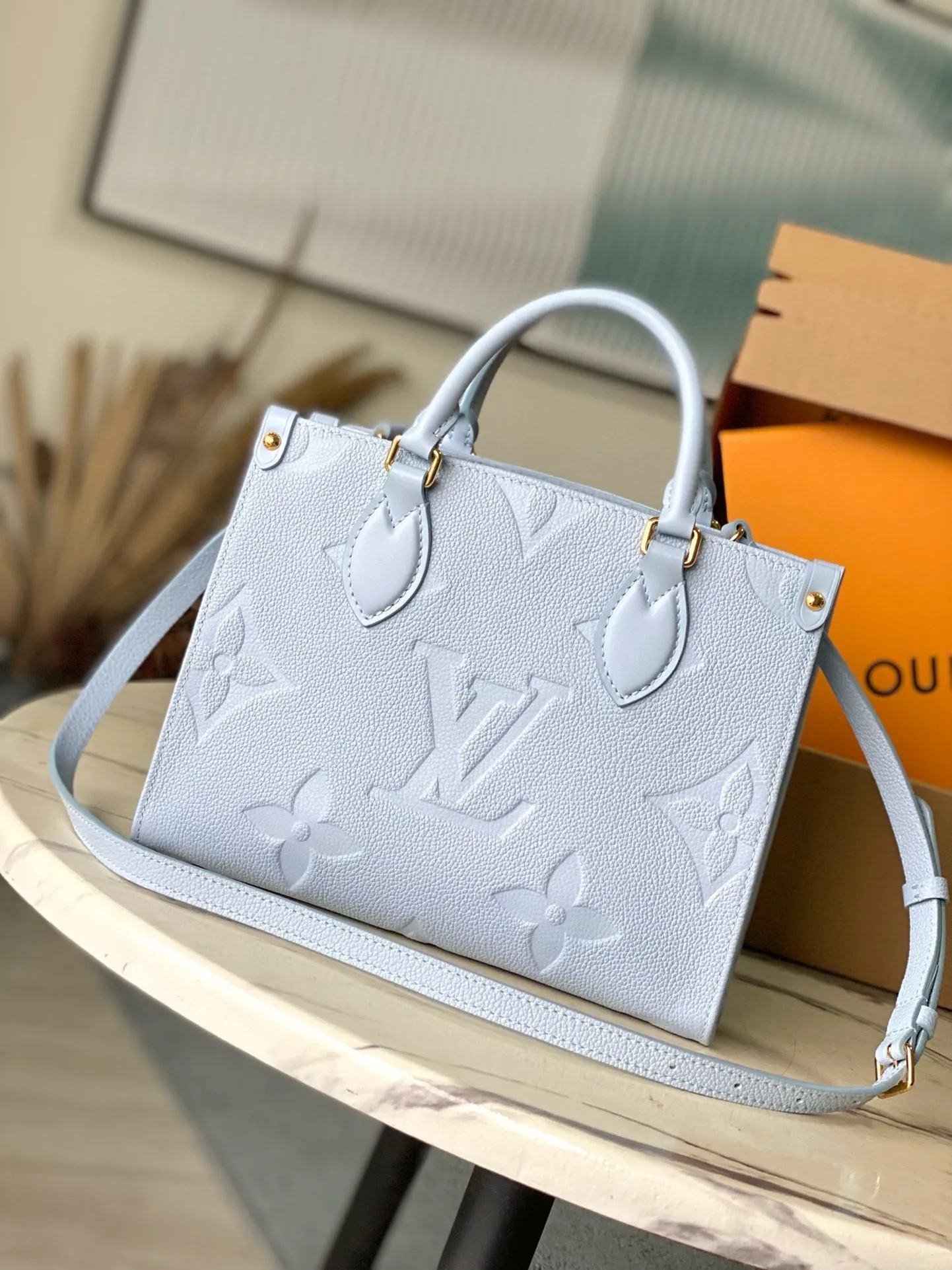 💰1040 (first-grain leather) top original M46840 blue printed Onthego small Tote bag draws inspiration from the 1968 classic Sac Plat handbag. It is made of Monogram Empreinte leather with Medium Bicolor Monogram pattern embossed to create a miniature version, which can store daily needs such as iPad Mini. Flexible handles and detachable shoulder strap enrich carrying options. Dimensions: 25 x 19 x 11.5 cm