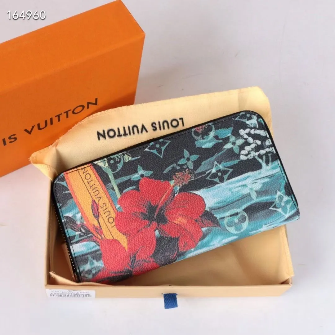 P150💰 M80857M60017 Japan limited wallet "Gibby Wallet", printed with Louis Vuitton's cute mascot "Vivian" illustration on single gram canvas. Brightly colored kites and cute mascots are combined, embellished with tiny single flowers. This is a collectible item that is perfect as a gift for those who love singles. Size: 19x 12.5x 3.0cm, 🎁🎁