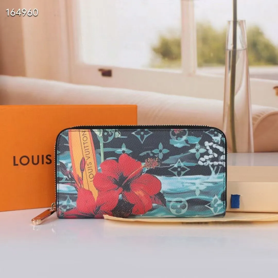 P150💰 M80857M60017 Japan limited wallet "Gibby Wallet", printed with Louis Vuitton's cute mascot "Vivian" illustration on single gram canvas. Brightly colored kites and cute mascots are combined, embellished with tiny single flowers. This is a collectible item that is perfect as a gift for those who love singles. Size: 19x 12.5x 3.0cm, 🎁🎁
