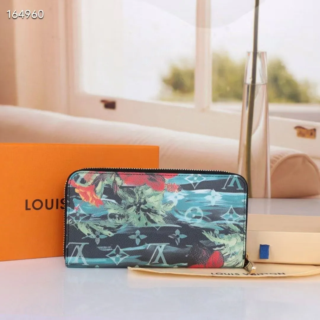 P150💰 M80857M60017 Japan limited wallet "Gibby Wallet", printed with Louis Vuitton's cute mascot "Vivian" illustration on single gram canvas. Brightly colored kites and cute mascots are combined, embellished with tiny single flowers. This is a collectible item that is perfect as a gift for those who love singles. Size: 19x 12.5x 3.0cm, 🎁🎁