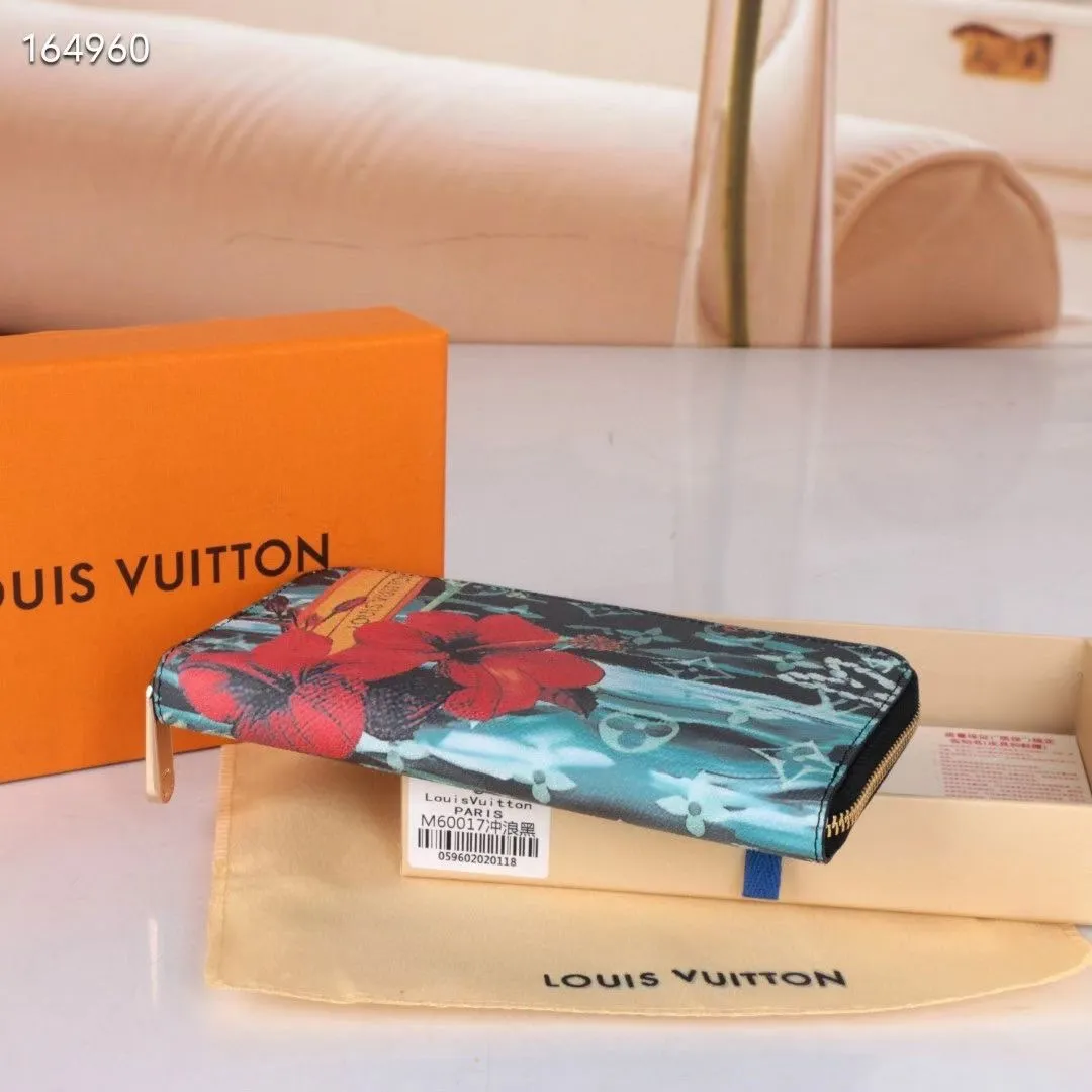 P150💰 M80857M60017 Japan limited wallet "Gibby Wallet", printed with Louis Vuitton's cute mascot "Vivian" illustration on single gram canvas. Brightly colored kites and cute mascots are combined, embellished with tiny single flowers. This is a collectible item that is perfect as a gift for those who love singles. Size: 19x 12.5x 3.0cm, 🎁🎁