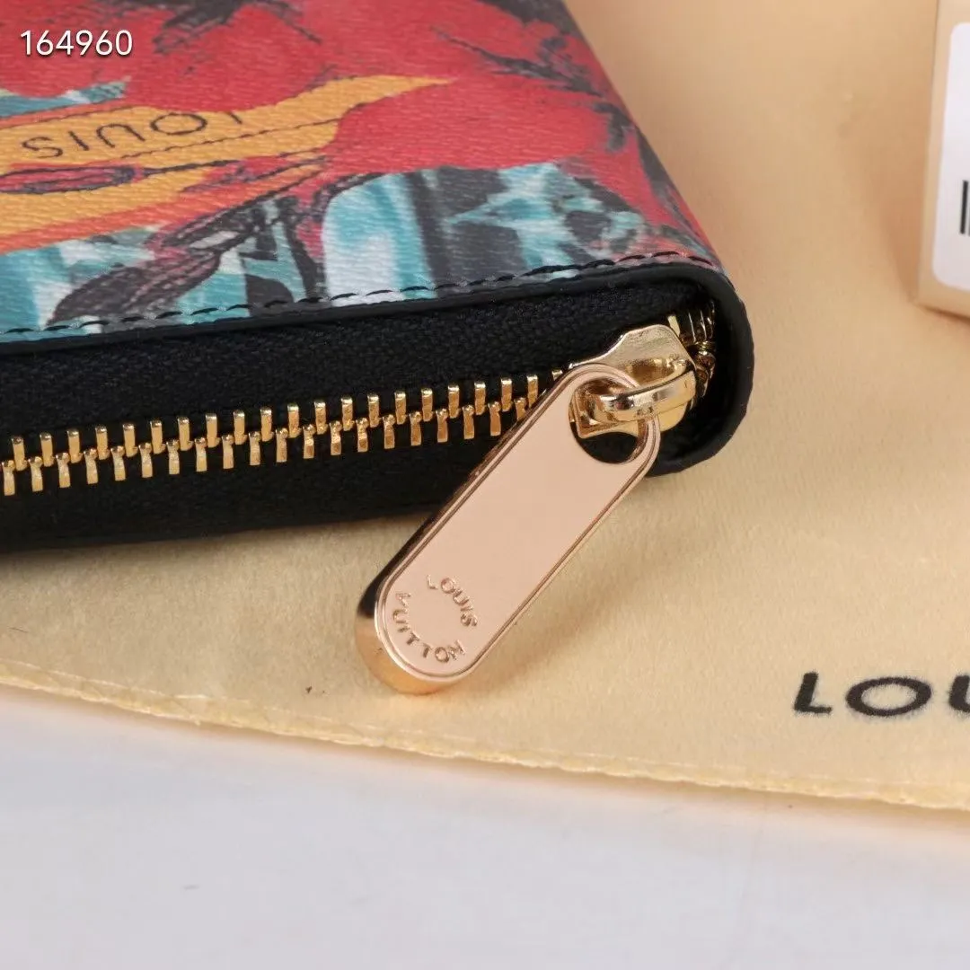 P150💰 M80857M60017 Japan limited wallet "Gibby Wallet", printed with Louis Vuitton's cute mascot "Vivian" illustration on single gram canvas. Brightly colored kites and cute mascots are combined, embellished with tiny single flowers. This is a collectible item that is perfect as a gift for those who love singles. Size: 19x 12.5x 3.0cm, 🎁🎁