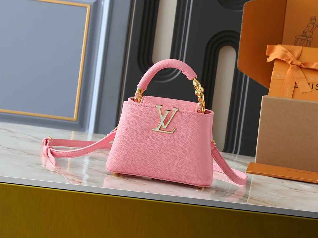 💰Large 210, small 400💰Guangzhou goods Upgraded original M23943 M23944 M23945 M24698 M24989 This Capucines mini handbag incorporates exquisite Monogram flowers on the handle, presenting the three-dimensional look of the LV logo with delicate brushstrokes, injecting dazzling luster into the soft design. Full-grain Taurillon leather is designed to fit a smartphone, short wallet and other small essentials. Dimensions: Small 21.0 x 14.0 x 8.0 cm (L x H x W) Large 27x 17.5 x 9.0 cm (L x H x W)