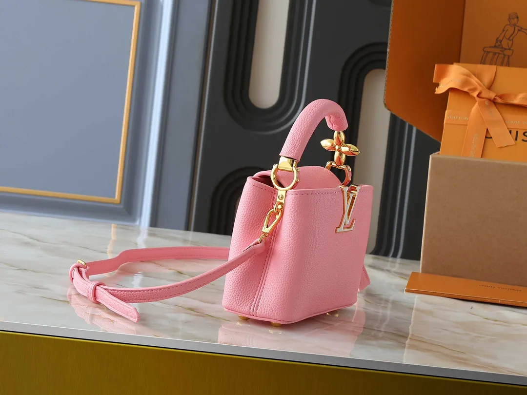 💰Large 210, small 400💰Guangzhou goods Upgraded original M23943 M23944 M23945 M24698 M24989 This Capucines mini handbag incorporates exquisite Monogram flowers on the handle, presenting the three-dimensional look of the LV logo with delicate brushstrokes, injecting dazzling luster into the soft design. Full-grain Taurillon leather is designed to fit a smartphone, short wallet and other small essentials. Dimensions: Small 21.0 x 14.0 x 8.0 cm (L x H x W) Large 27x 17.5 x 9.0 cm (L x H x W)