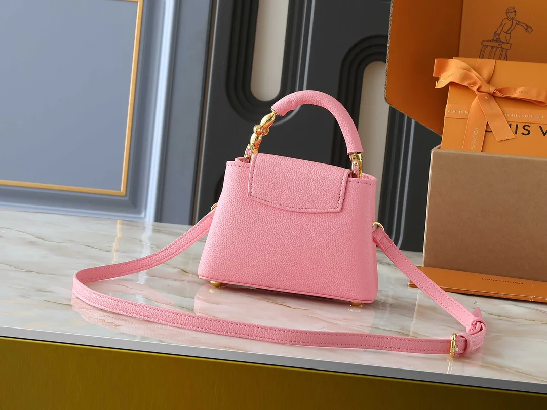 💰Large 210, small 400💰Guangzhou goods Upgraded original M23943 M23944 M23945 M24698 M24989 This Capucines mini handbag incorporates exquisite Monogram flowers on the handle, presenting the three-dimensional look of the LV logo with delicate brushstrokes, injecting dazzling luster into the soft design. Full-grain Taurillon leather is designed to fit a smartphone, short wallet and other small essentials. Dimensions: Small 21.0 x 14.0 x 8.0 cm (L x H x W) Large 27x 17.5 x 9.0 cm (L x H x W)