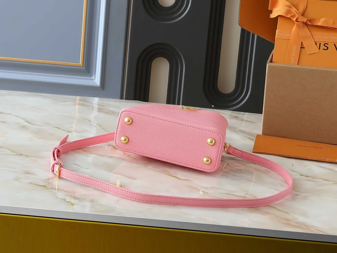 💰Large 210, small 400💰Guangzhou goods Upgraded original M23943 M23944 M23945 M24698 M24989 This Capucines mini handbag incorporates exquisite Monogram flowers on the handle, presenting the three-dimensional look of the LV logo with delicate brushstrokes, injecting dazzling luster into the soft design. Full-grain Taurillon leather is designed to fit a smartphone, short wallet and other small essentials. Dimensions: Small 21.0 x 14.0 x 8.0 cm (L x H x W) Large 27x 17.5 x 9.0 cm (L x H x W)
