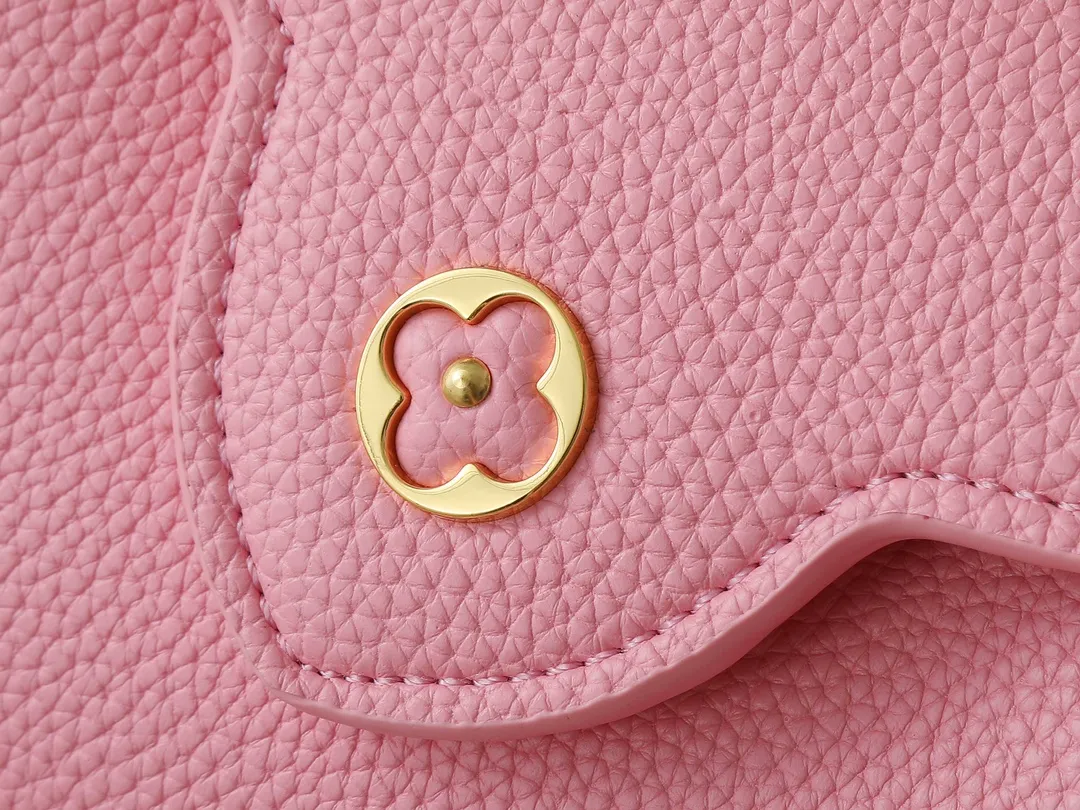 💰Large 210, small 400💰Guangzhou goods Upgraded original M23943 M23944 M23945 M24698 M24989 This Capucines mini handbag incorporates exquisite Monogram flowers on the handle, presenting the three-dimensional look of the LV logo with delicate brushstrokes, injecting dazzling luster into the soft design. Full-grain Taurillon leather is designed to fit a smartphone, short wallet and other small essentials. Dimensions: Small 21.0 x 14.0 x 8.0 cm (L x H x W) Large 27x 17.5 x 9.0 cm (L x H x W)