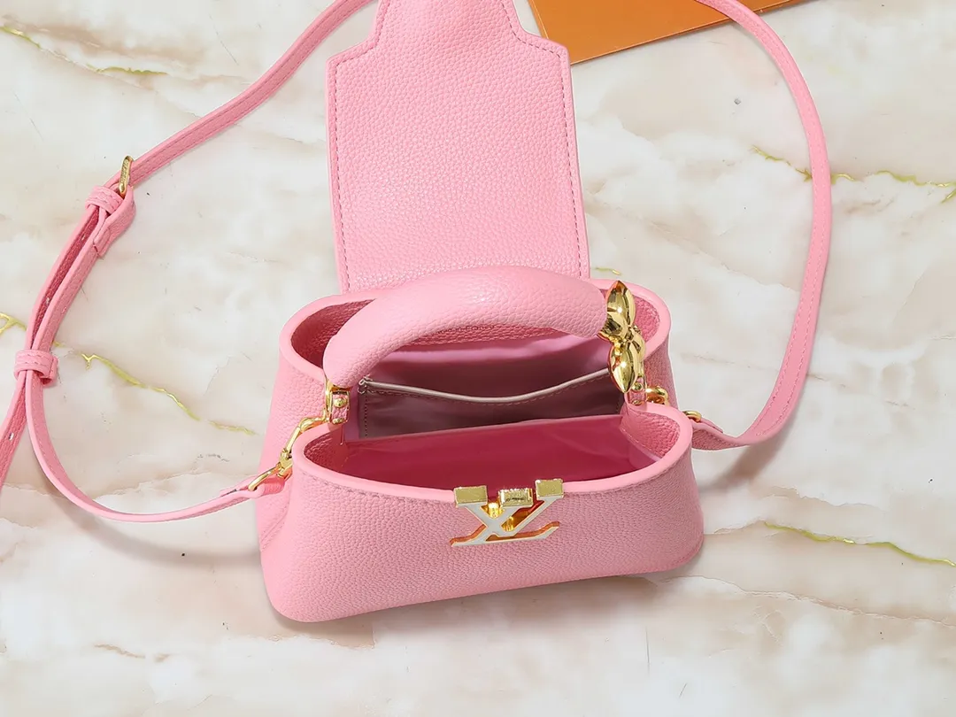 💰Large 210, small 400💰Guangzhou goods Upgraded original M23943 M23944 M23945 M24698 M24989 This Capucines mini handbag incorporates exquisite Monogram flowers on the handle, presenting the three-dimensional look of the LV logo with delicate brushstrokes, injecting dazzling luster into the soft design. Full-grain Taurillon leather is designed to fit a smartphone, short wallet and other small essentials. Dimensions: Small 21.0 x 14.0 x 8.0 cm (L x H x W) Large 27x 17.5 x 9.0 cm (L x H x W)
