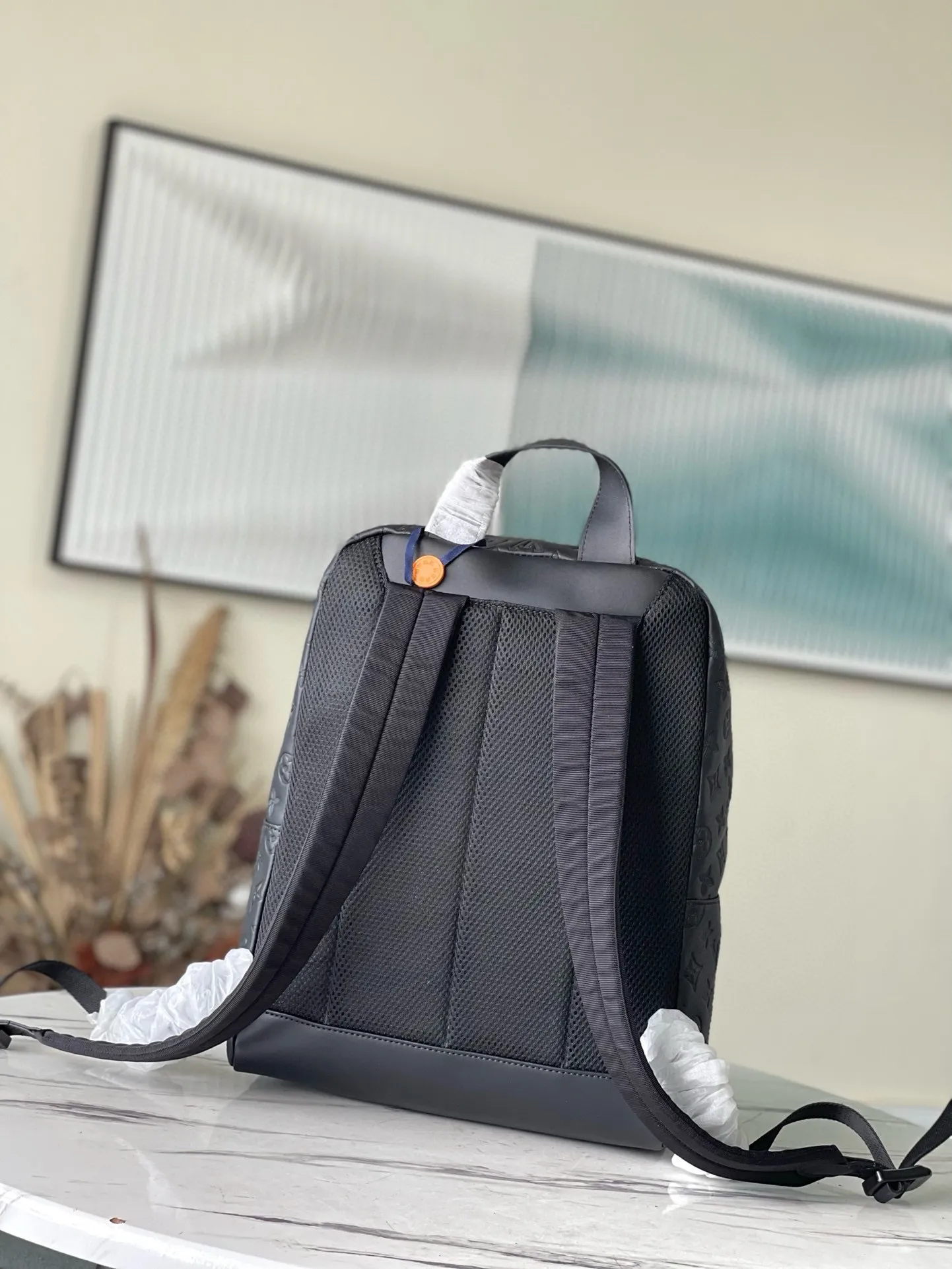 💰1180 (top-grain leather) top-quality original M46109 embossed Racer backpack uses Monogram Shadow leather to express your personality. Lightweight and soft calfskin is discreetly embossed with the classic Monogram pattern, and the comfortable shoulder straps and wraparound zipper fit the contemporary travel style. Dimensions: 33 x 41 x 18 cm