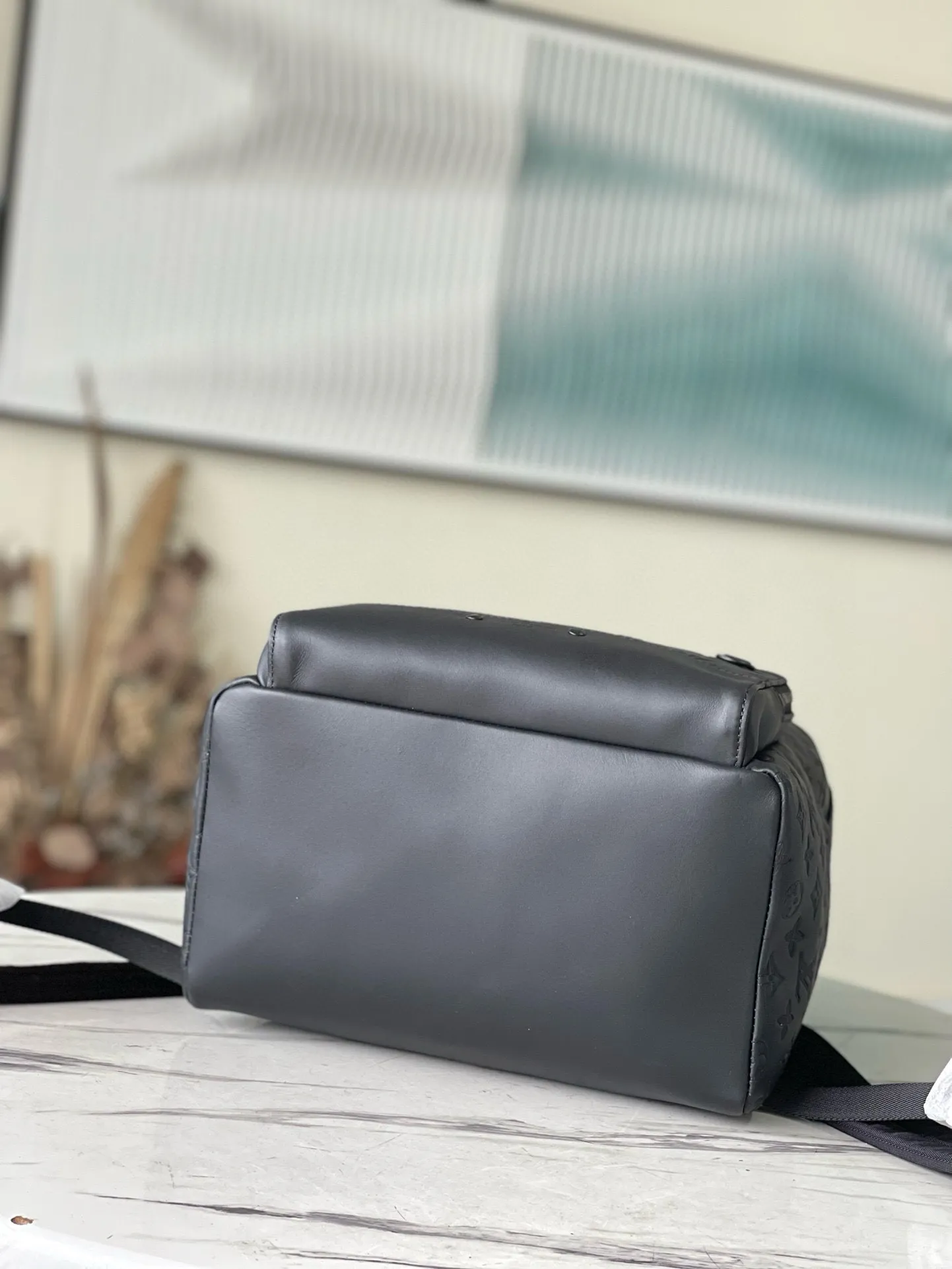 💰1180 (top-grain leather) top-quality original M46109 embossed Racer backpack uses Monogram Shadow leather to express your personality. Lightweight and soft calfskin is discreetly embossed with the classic Monogram pattern, and the comfortable shoulder straps and wraparound zipper fit the contemporary travel style. Dimensions: 33 x 41 x 18 cm