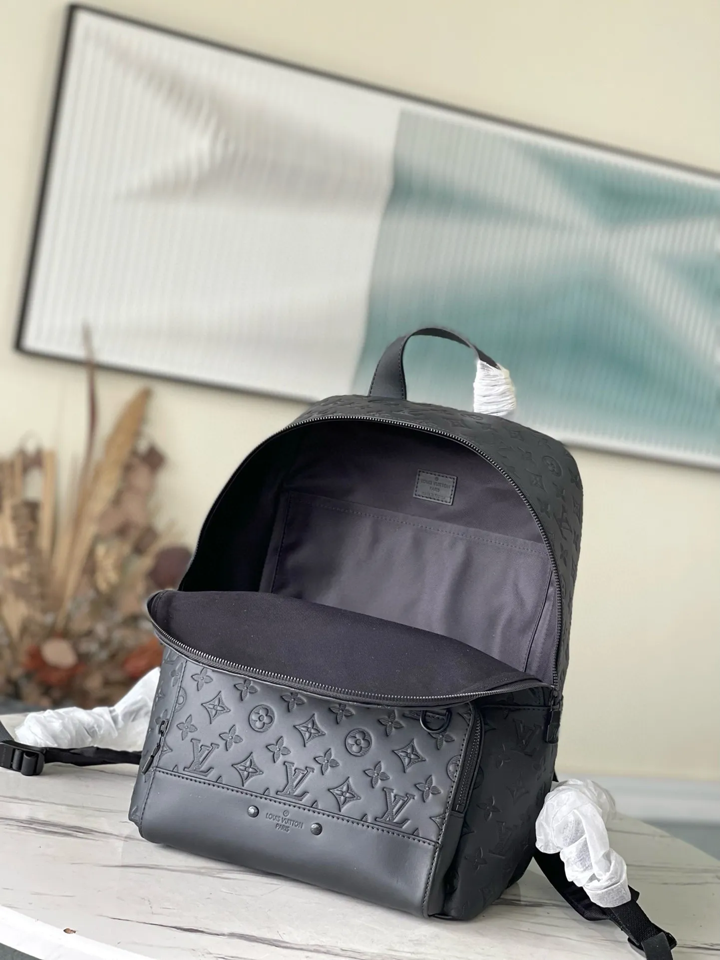 💰1180 (top-grain leather) top-quality original M46109 embossed Racer backpack uses Monogram Shadow leather to express your personality. Lightweight and soft calfskin is discreetly embossed with the classic Monogram pattern, and the comfortable shoulder straps and wraparound zipper fit the contemporary travel style. Dimensions: 33 x 41 x 18 cm