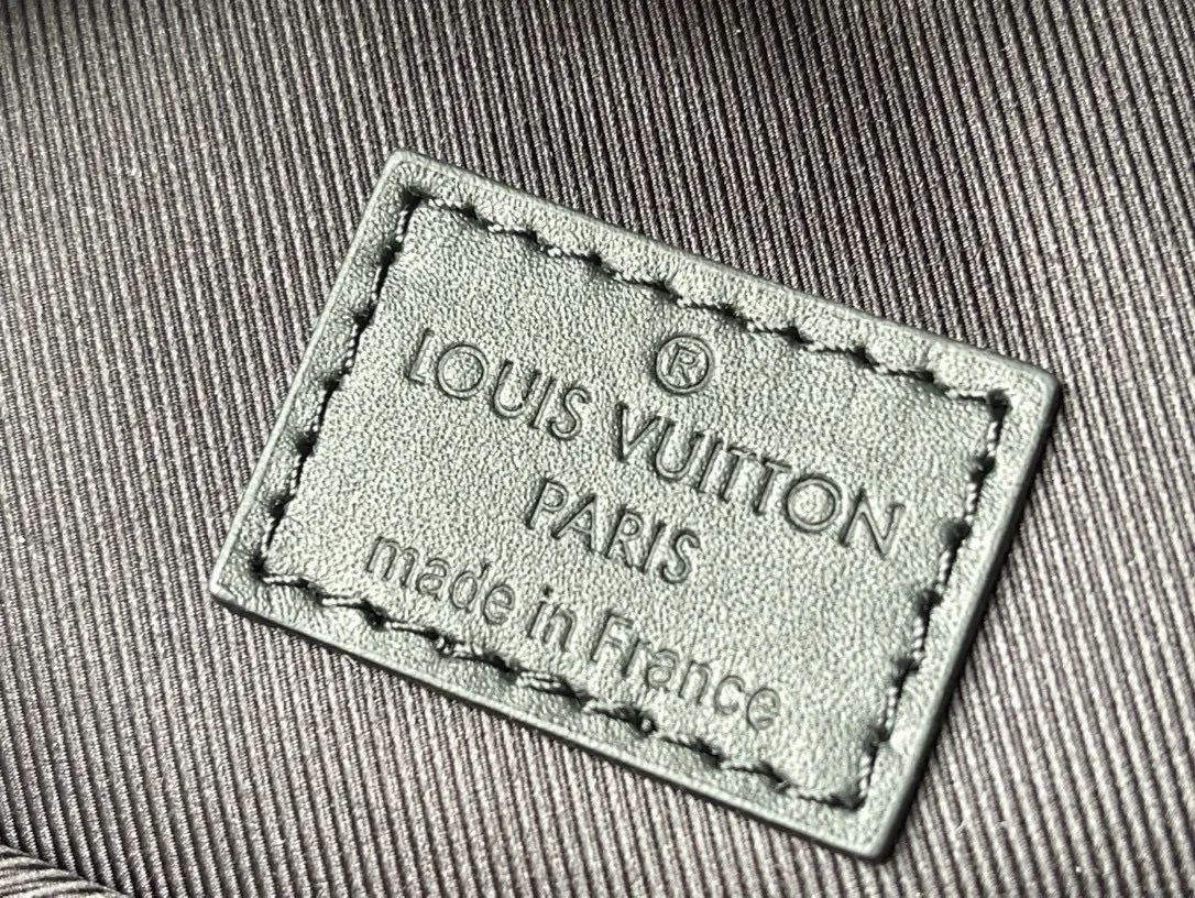 💰1180 (top-grain leather) top-quality original M46109 embossed Racer backpack uses Monogram Shadow leather to express your personality. Lightweight and soft calfskin is discreetly embossed with the classic Monogram pattern, and the comfortable shoulder straps and wraparound zipper fit the contemporary travel style. Dimensions: 33 x 41 x 18 cm