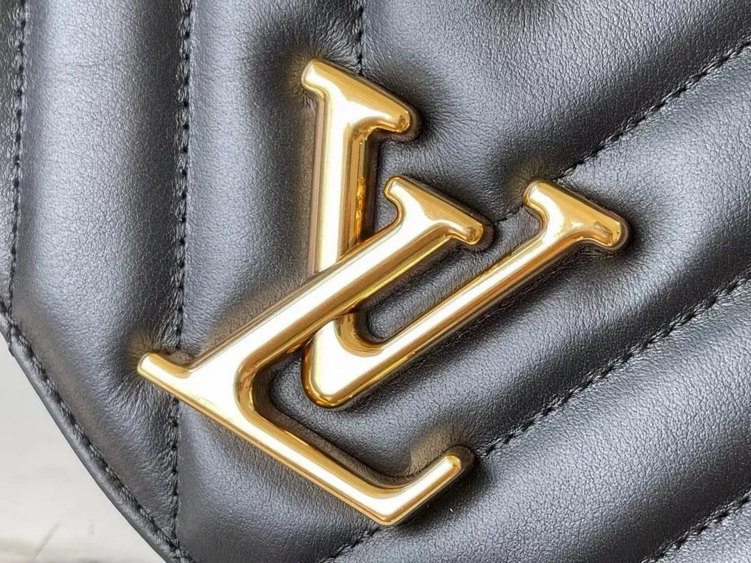 💰1160 (Top Grain Leather) Top Original M58552 NEW WAVE Chain Bag V-shaped quilted chain bag handbag The vintage gold color chain slides through carved holes, while the folding fastener makes it soft. Thanks to its multiple compartments, the interior makes it easier to place women's necessities. Chain bag with easily identifiable badge logo. Size: 24x14x9cm