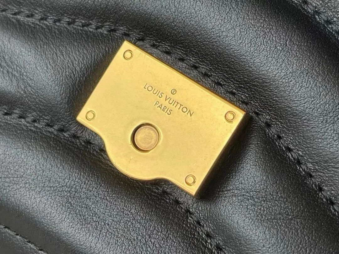 💰1160 (Top Grain Leather) Top Original M58552 NEW WAVE Chain Bag V-shaped quilted chain bag handbag The vintage gold color chain slides through carved holes, while the folding fastener makes it soft. Thanks to its multiple compartments, the interior makes it easier to place women's necessities. Chain bag with easily identifiable badge logo. Size: 24x14x9cm