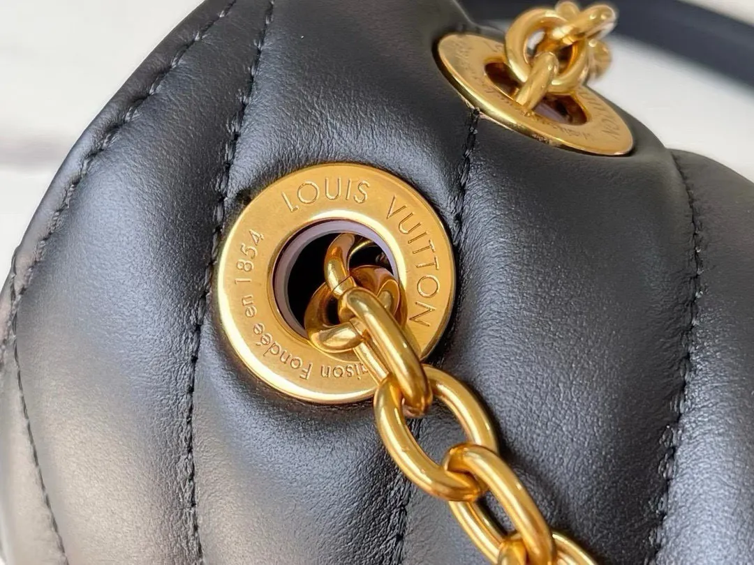 💰1160 (Top Grain Leather) Top Original M58552 NEW WAVE Chain Bag V-shaped quilted chain bag handbag The vintage gold color chain slides through carved holes, while the folding fastener makes it soft. Thanks to its multiple compartments, the interior makes it easier to place women's necessities. Chain bag with easily identifiable badge logo. Size: 24x14x9cm