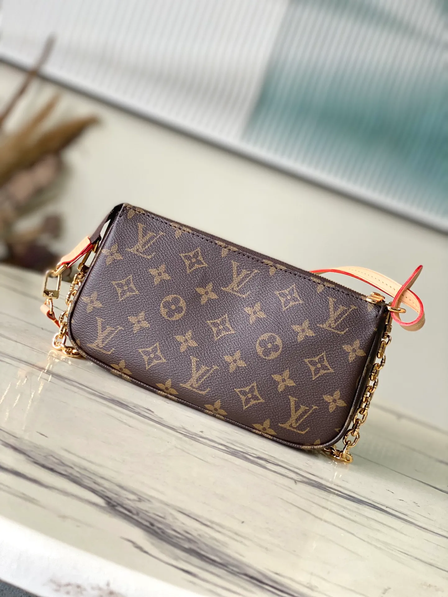 💰520 (steel chain) top original order M82766 This Pochette Accessoires handbag is made of Monogram canvas to interpret the classic design. It opens with a zipper and has ample space. It has zipper pockets, patch pockets and card compartments, which can safely store daily needs. The leather shoulder strap and chain are both detachable, enabling a variety of carrying methods. Dimensions: 23.5x 13.5x 4 cm (length x height x width)