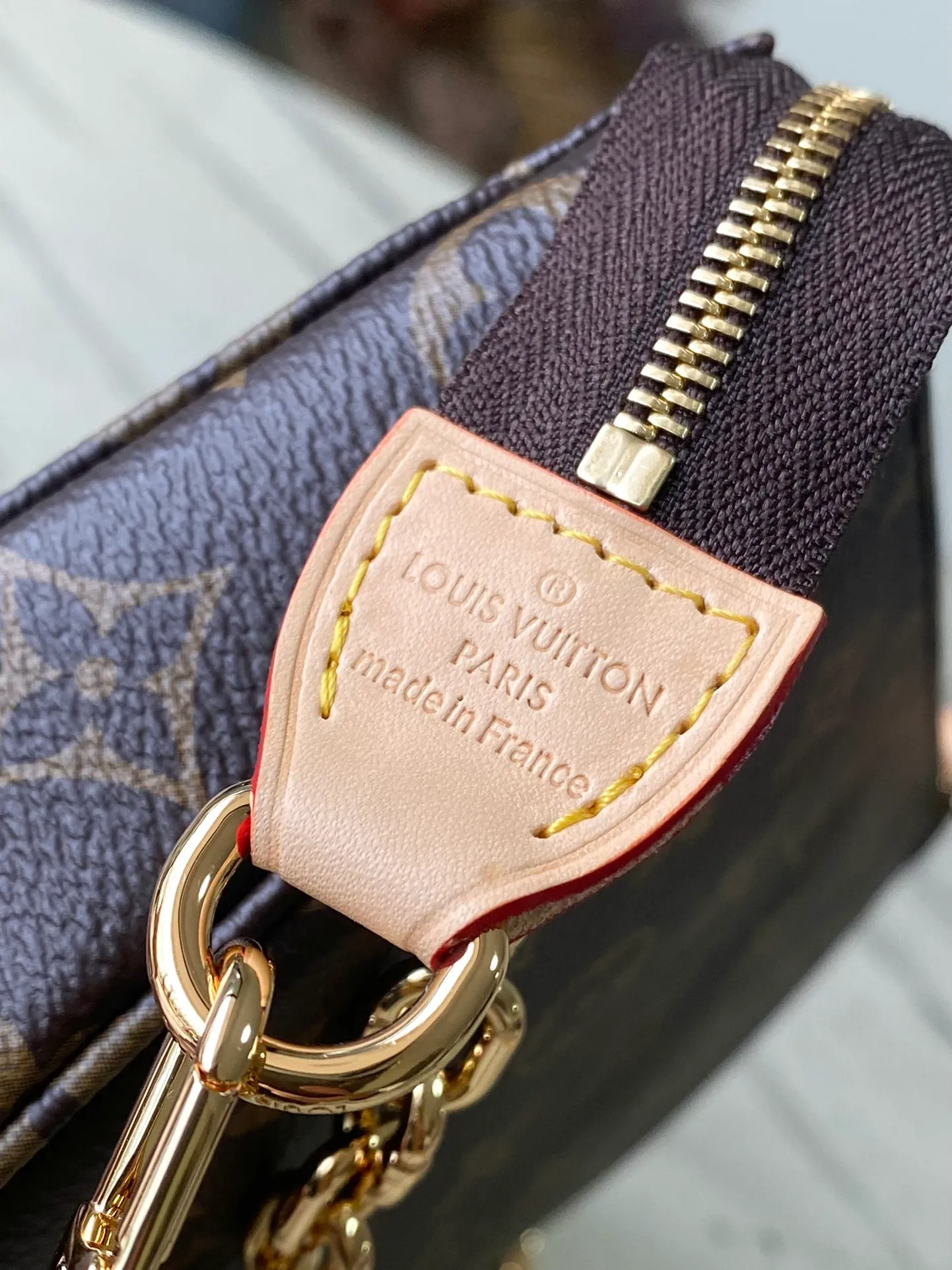 💰520 (steel chain) top original order M82766 This Pochette Accessoires handbag is made of Monogram canvas to interpret the classic design. It opens with a zipper and has ample space. It has zipper pockets, patch pockets and card compartments, which can safely store daily needs. The leather shoulder strap and chain are both detachable, enabling a variety of carrying methods. Dimensions: 23.5x 13.5x 4 cm (length x height x width)