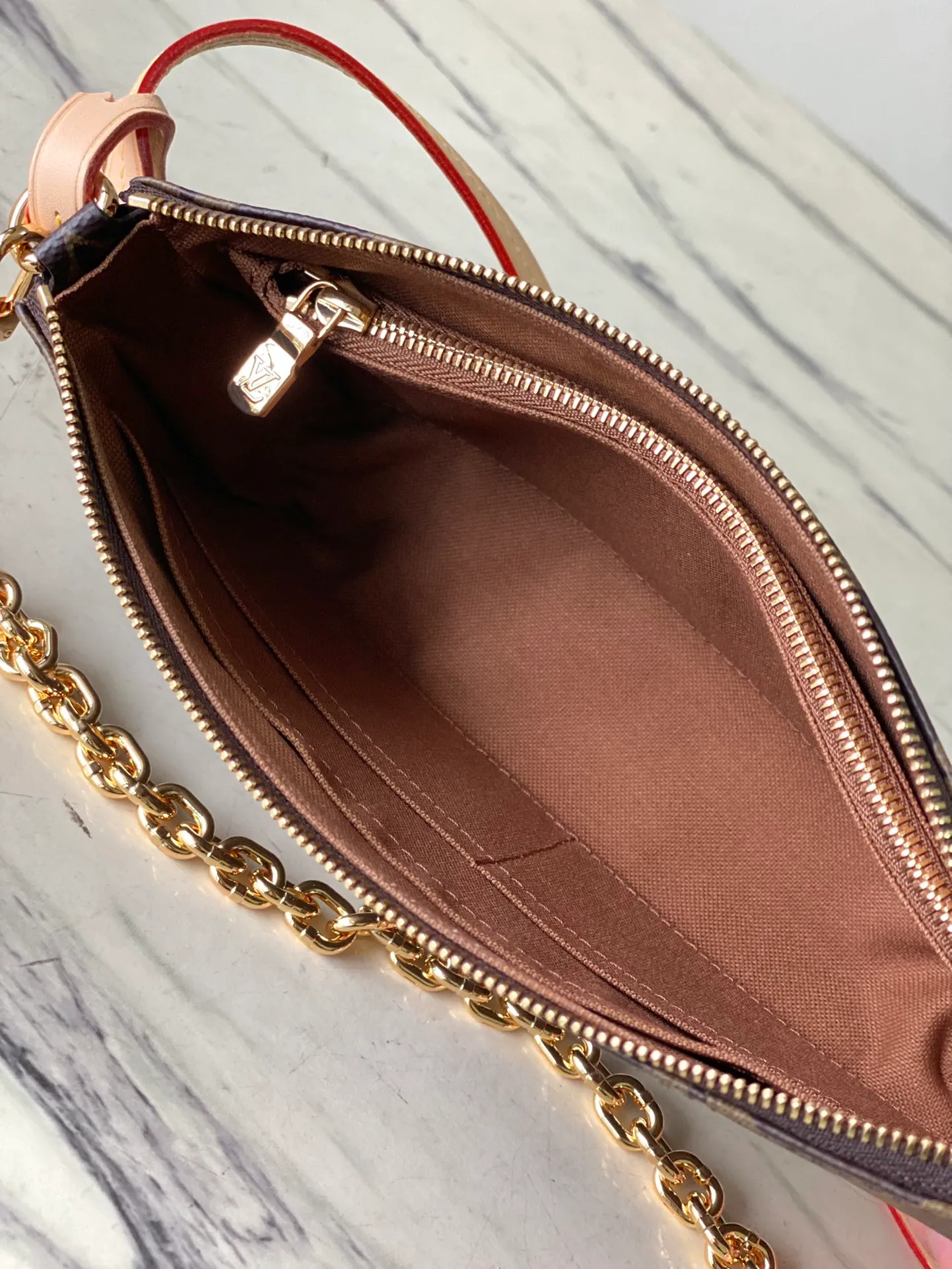 💰520 (steel chain) top original order M82766 This Pochette Accessoires handbag is made of Monogram canvas to interpret the classic design. It opens with a zipper and has ample space. It has zipper pockets, patch pockets and card compartments, which can safely store daily needs. The leather shoulder strap and chain are both detachable, enabling a variety of carrying methods. Dimensions: 23.5x 13.5x 4 cm (length x height x width)