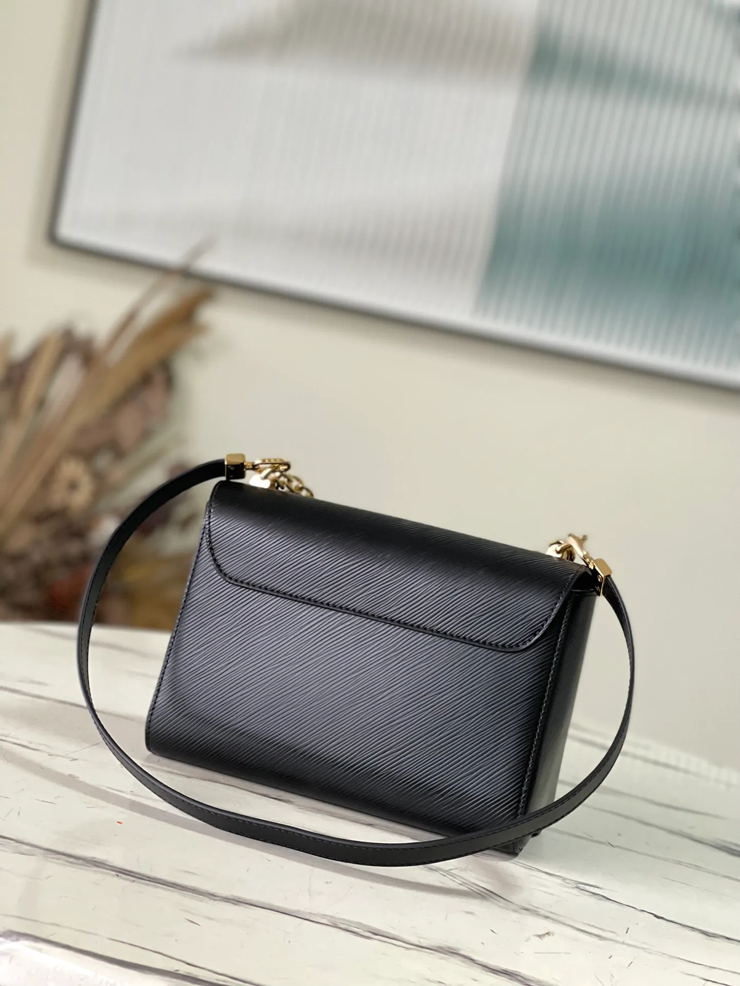 💰1160 (First-Grade Leather) Top Original M21606 Black This Twist medium handbag incorporates an enamel Monogram flower into the double chain, which can be used as a subtle embellishment or connected to the shoulder strap to achieve more styling possibilities. Epi grained leather body with smooth leather trim and lining. Dimensions: 23 x 17 x 9.5 cm