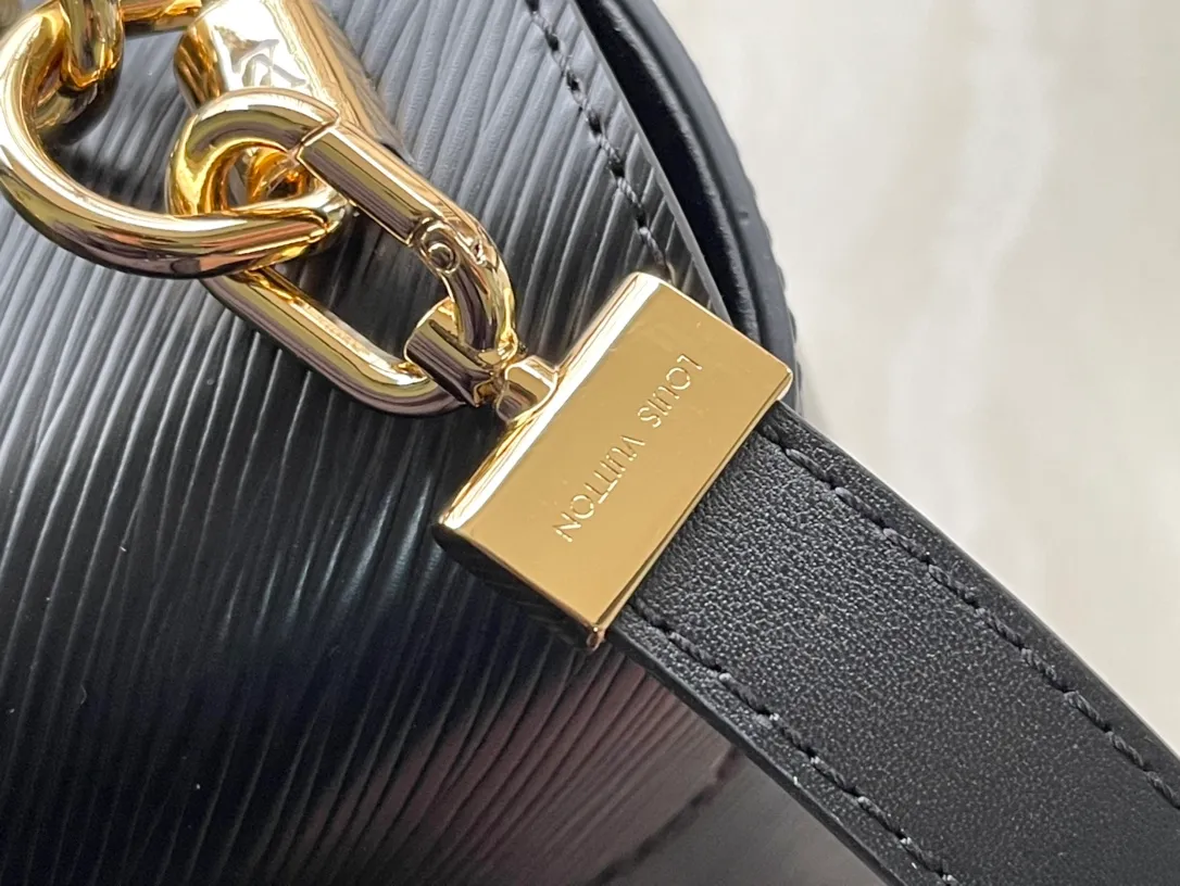 💰1160 (First-Grade Leather) Top Original M21606 Black This Twist medium handbag incorporates an enamel Monogram flower into the double chain, which can be used as a subtle embellishment or connected to the shoulder strap to achieve more styling possibilities. Epi grained leather body with smooth leather trim and lining. Dimensions: 23 x 17 x 9.5 cm