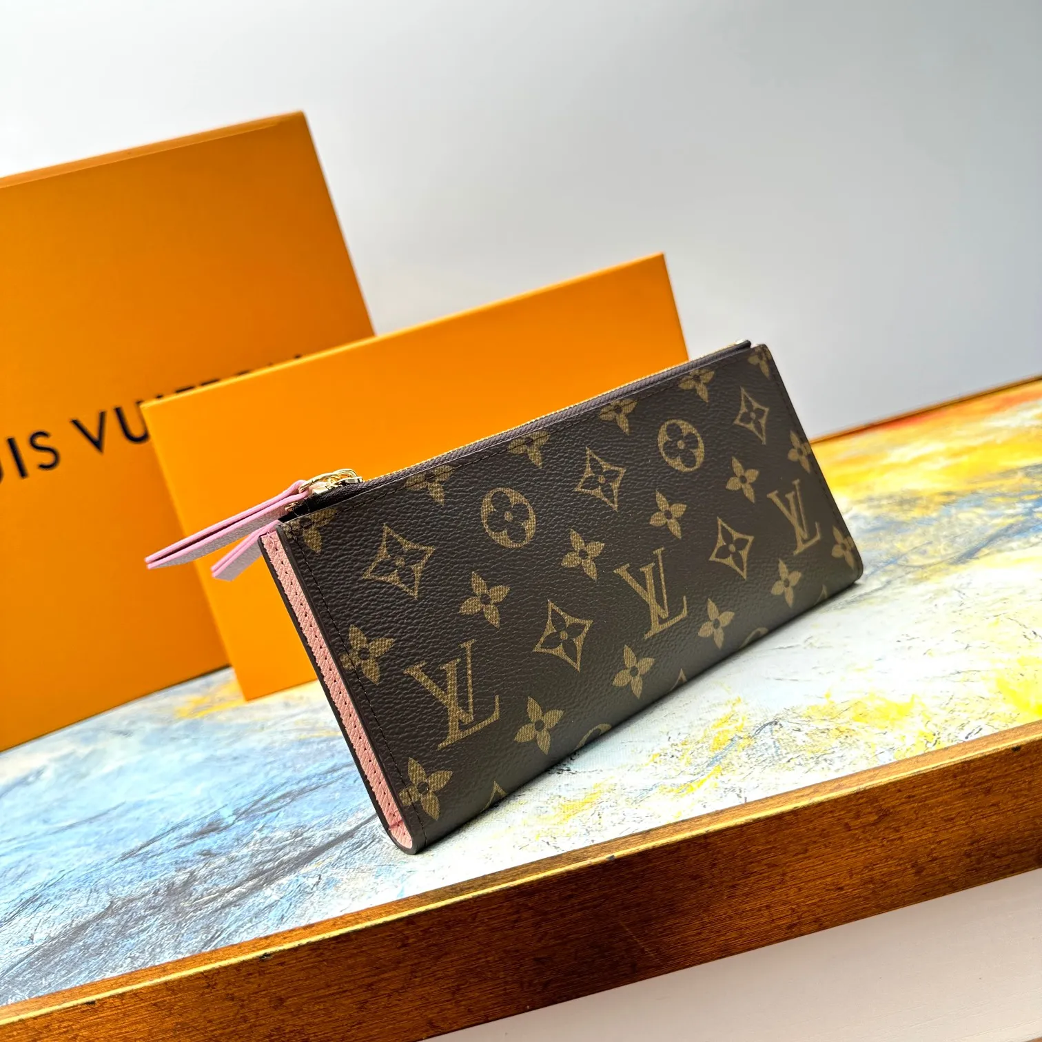 💰120 💎Top original version #Super practical, still popular# Official website synchronized version! Combining Louis Vuitton's classic Monogram canvas material with a bright colored leather lining, the stylish Adele wallet features a modern thin design, two leather zippers and a magnetic clasp for easy opening. It also works as a clutch. 12 credit card slots, 2 zippered compartments for coins or a smartphone, 2 flat interior pockets, embossed cowhide leather lining, shiny gold-tone hardware. ❤️Model: M61269 Size 21x9x2.