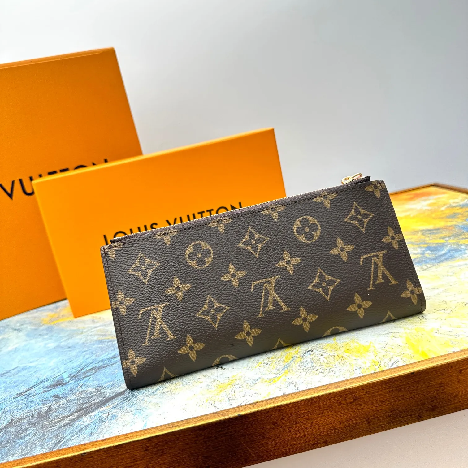 💰120 💎Top original version #Super practical, still popular# Official website synchronized version! Combining Louis Vuitton's classic Monogram canvas material with a bright colored leather lining, the stylish Adele wallet features a modern thin design, two leather zippers and a magnetic clasp for easy opening. It also works as a clutch. 12 credit card slots, 2 zippered compartments for coins or a smartphone, 2 flat interior pockets, embossed cowhide leather lining, shiny gold-tone hardware. ❤️Model: M61269 Size 21x9x2.
