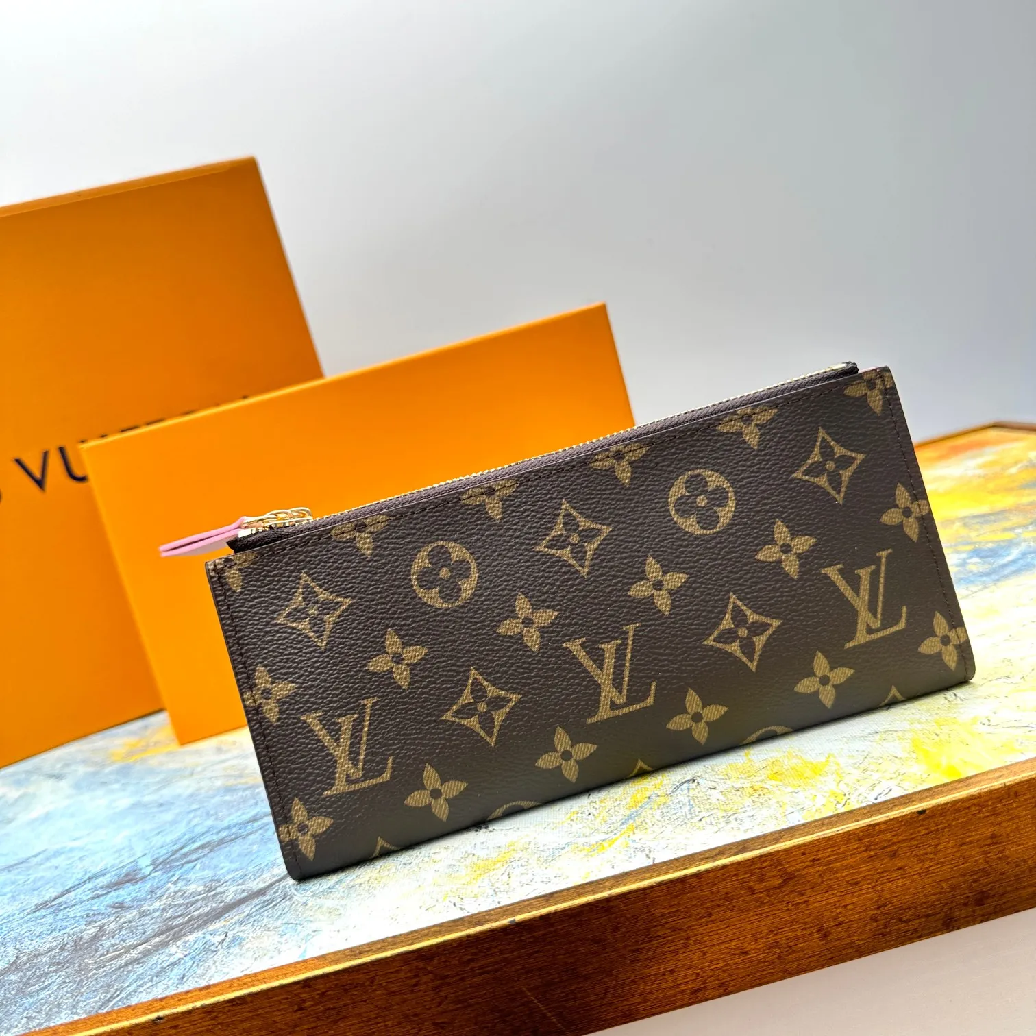 💰120 💎Top original version #Super practical, still popular# Official website synchronized version! Combining Louis Vuitton's classic Monogram canvas material with a bright colored leather lining, the stylish Adele wallet features a modern thin design, two leather zippers and a magnetic clasp for easy opening. It also works as a clutch. 12 credit card slots, 2 zippered compartments for coins or a smartphone, 2 flat interior pockets, embossed cowhide leather lining, shiny gold-tone hardware. ❤️Model: M61269 Size 21x9x2.