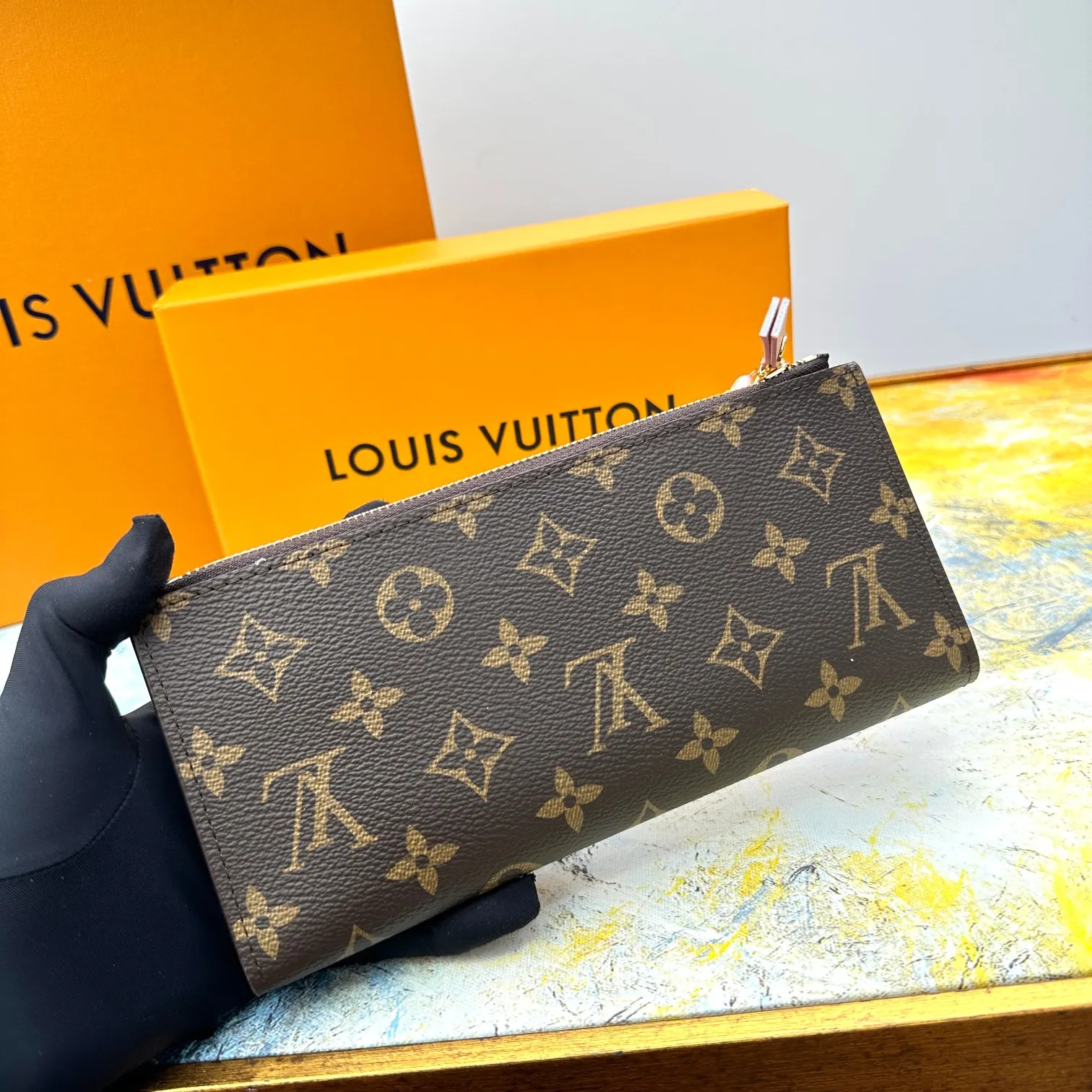 💰120 💎Top original version #Super practical, still popular# Official website synchronized version! Combining Louis Vuitton's classic Monogram canvas material with a bright colored leather lining, the stylish Adele wallet features a modern thin design, two leather zippers and a magnetic clasp for easy opening. It also works as a clutch. 12 credit card slots, 2 zippered compartments for coins or a smartphone, 2 flat interior pockets, embossed cowhide leather lining, shiny gold-tone hardware. ❤️Model: M61269 Size 21x9x2.