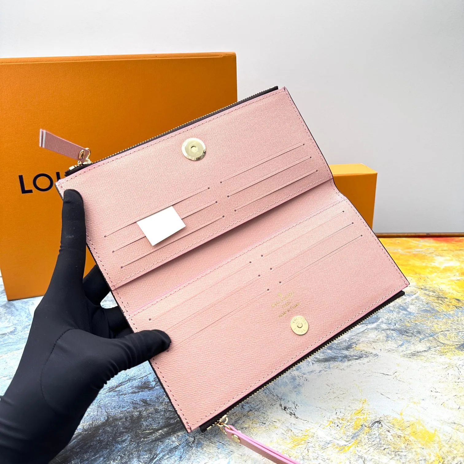 💰120 💎Top original version #Super practical, still popular# Official website synchronized version! Combining Louis Vuitton's classic Monogram canvas material with a bright colored leather lining, the stylish Adele wallet features a modern thin design, two leather zippers and a magnetic clasp for easy opening. It also works as a clutch. 12 credit card slots, 2 zippered compartments for coins or a smartphone, 2 flat interior pockets, embossed cowhide leather lining, shiny gold-tone hardware. ❤️Model: M61269 Size 21x9x2.