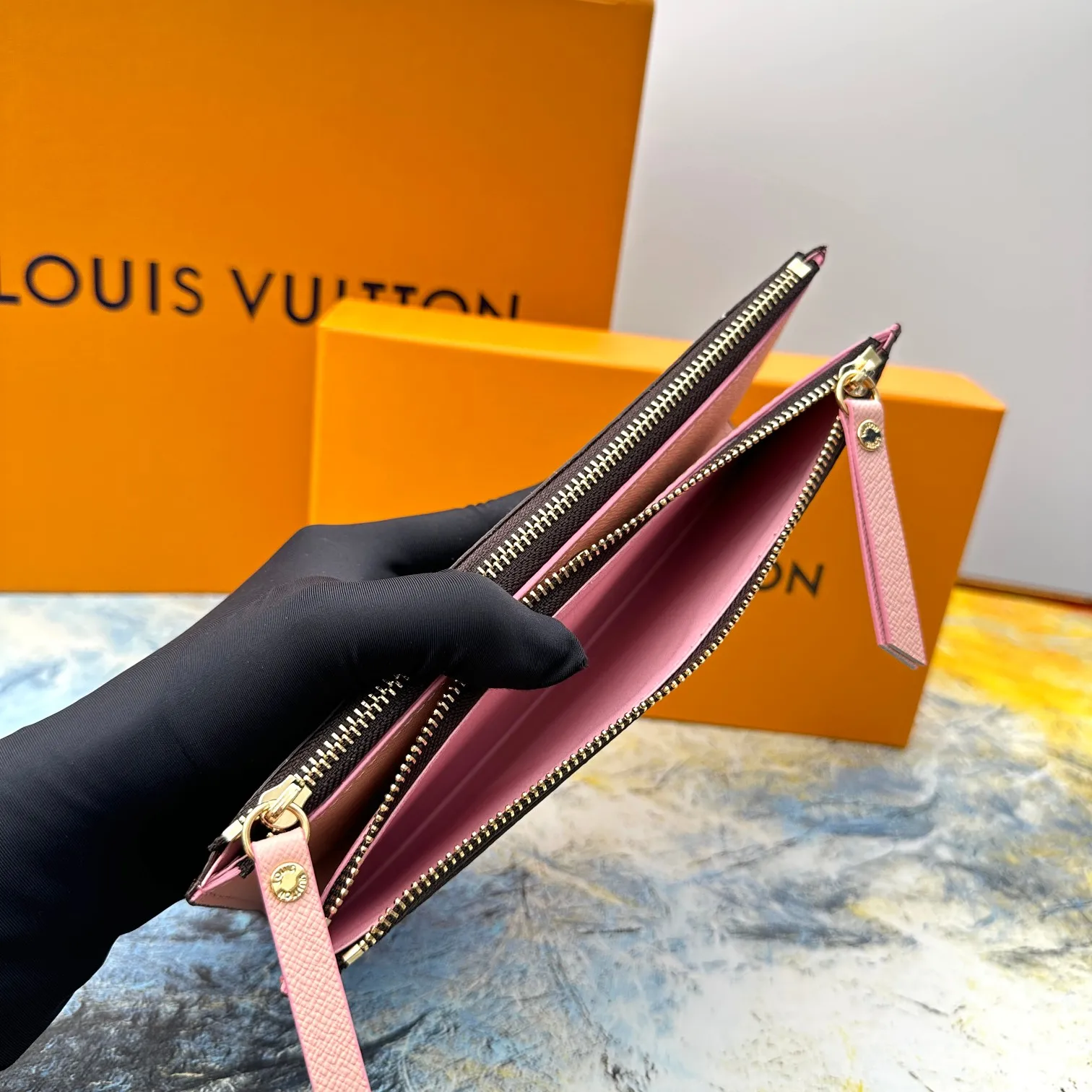 💰120 💎Top original version #Super practical, still popular# Official website synchronized version! Combining Louis Vuitton's classic Monogram canvas material with a bright colored leather lining, the stylish Adele wallet features a modern thin design, two leather zippers and a magnetic clasp for easy opening. It also works as a clutch. 12 credit card slots, 2 zippered compartments for coins or a smartphone, 2 flat interior pockets, embossed cowhide leather lining, shiny gold-tone hardware. ❤️Model: M61269 Size 21x9x2.