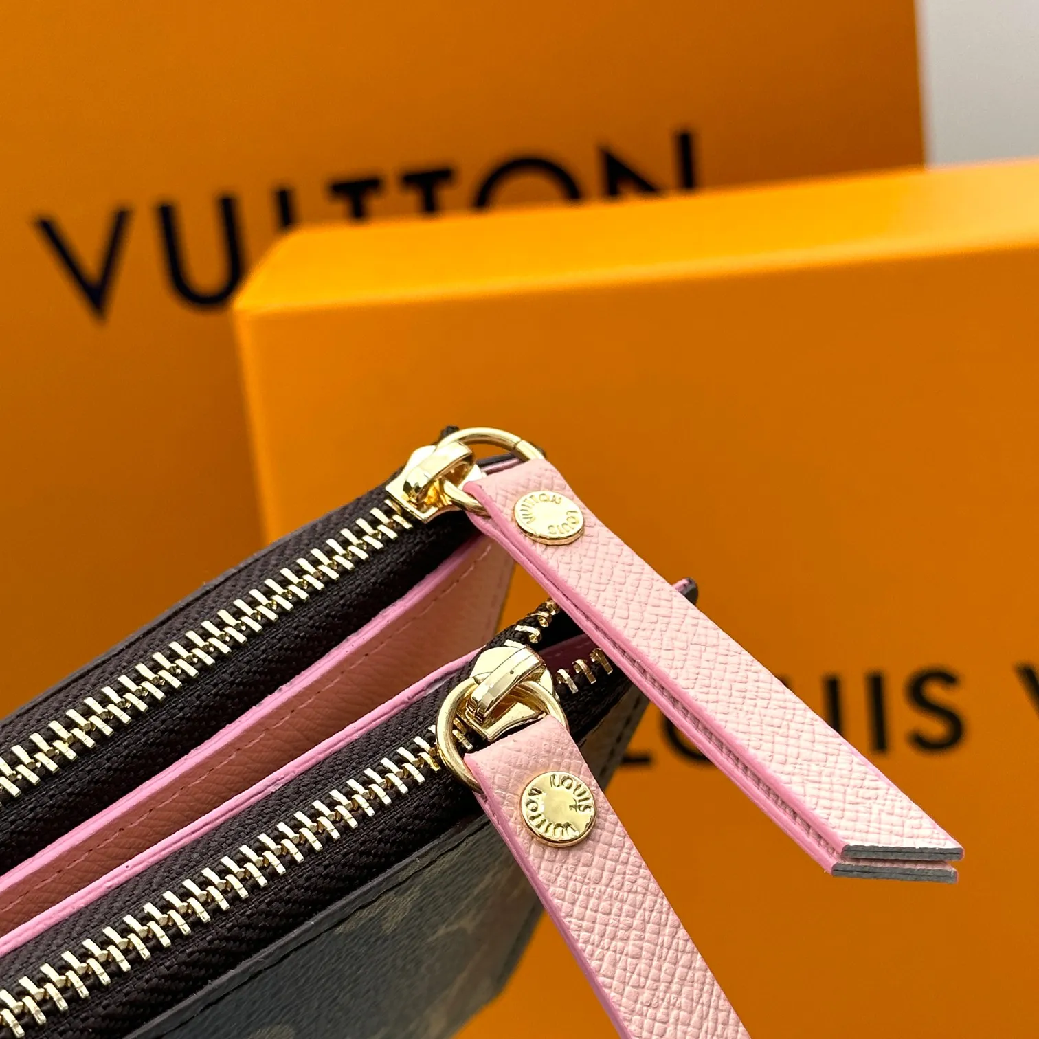 💰120 💎Top original version #Super practical, still popular# Official website synchronized version! Combining Louis Vuitton's classic Monogram canvas material with a bright colored leather lining, the stylish Adele wallet features a modern thin design, two leather zippers and a magnetic clasp for easy opening. It also works as a clutch. 12 credit card slots, 2 zippered compartments for coins or a smartphone, 2 flat interior pockets, embossed cowhide leather lining, shiny gold-tone hardware. ❤️Model: M61269 Size 21x9x2.