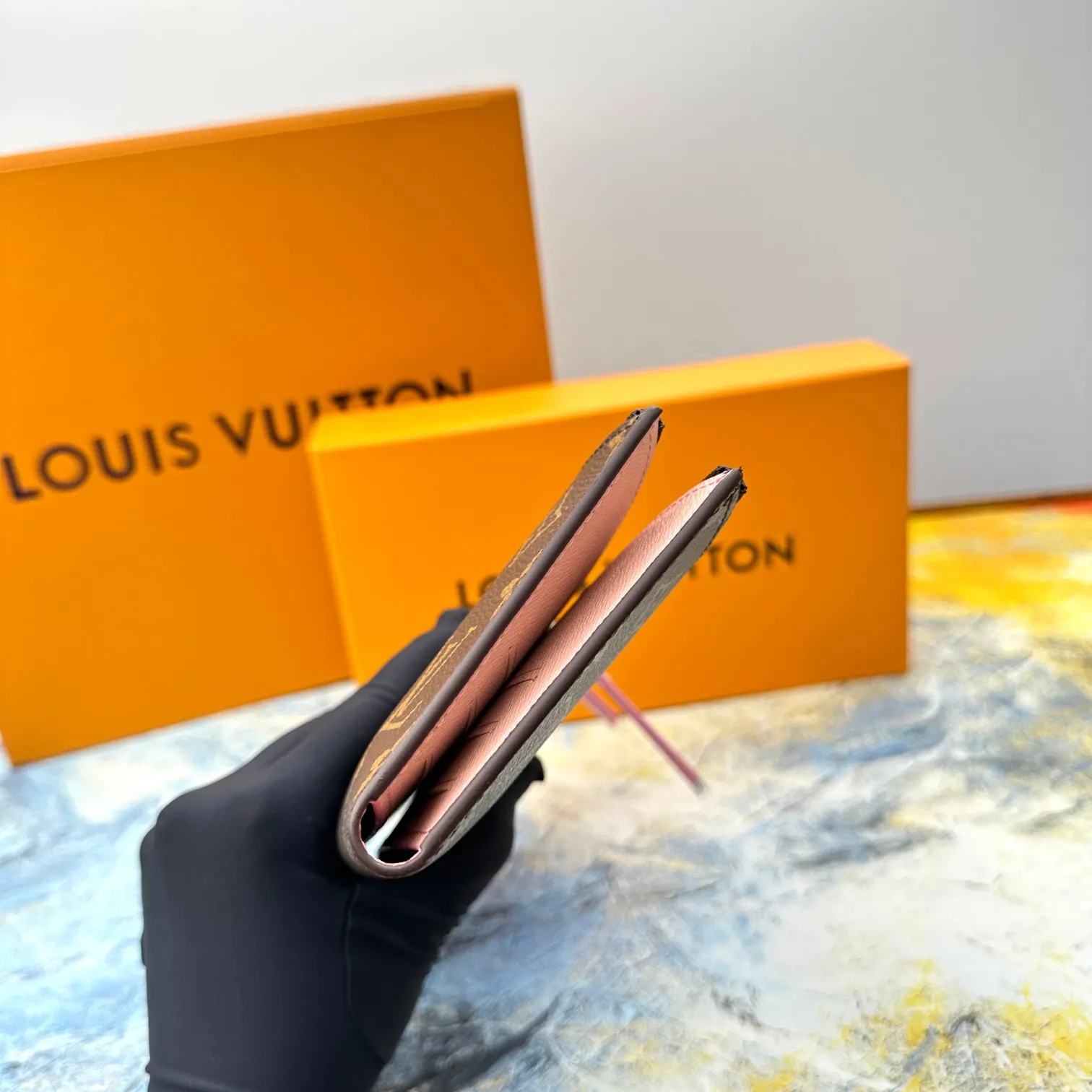 💰120 💎Top original version #Super practical, still popular# Official website synchronized version! Combining Louis Vuitton's classic Monogram canvas material with a bright colored leather lining, the stylish Adele wallet features a modern thin design, two leather zippers and a magnetic clasp for easy opening. It also works as a clutch. 12 credit card slots, 2 zippered compartments for coins or a smartphone, 2 flat interior pockets, embossed cowhide leather lining, shiny gold-tone hardware. ❤️Model: M61269 Size 21x9x2.