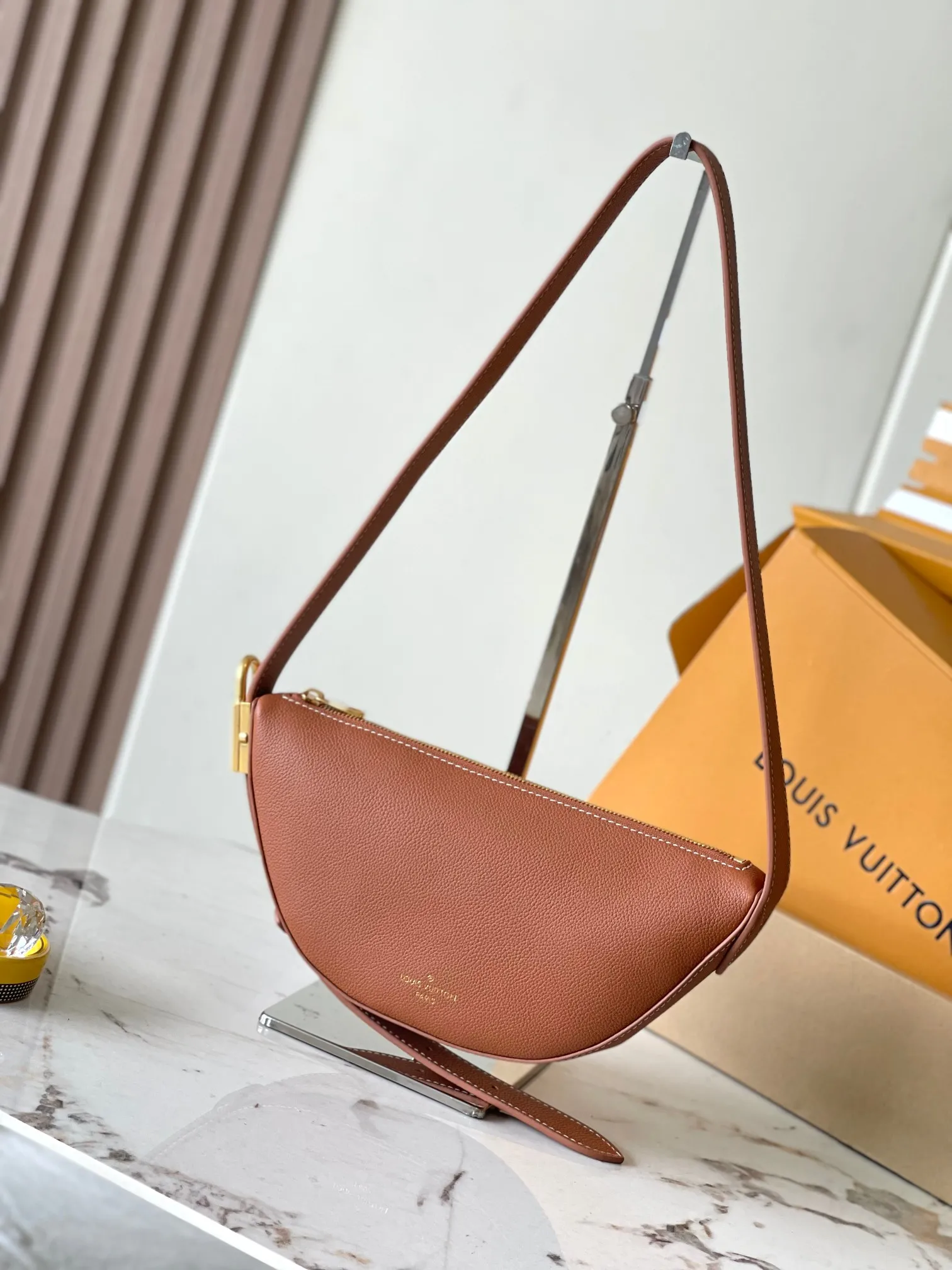 p2200 [Special grade MB chip version original leather] Low Key bumbag uses soft cow leather to outline simple and elegant lines, and is paired with suede lining to release a trendy atmosphere, fully demonstrating the brand's exquisite craftsmanship. Model: M83546 dynamic chip version Material: A-grade all-steel hardware, imported original fabric Packaging: full set of original factory duty-free MB packaging Size: 28*13*5.5CM