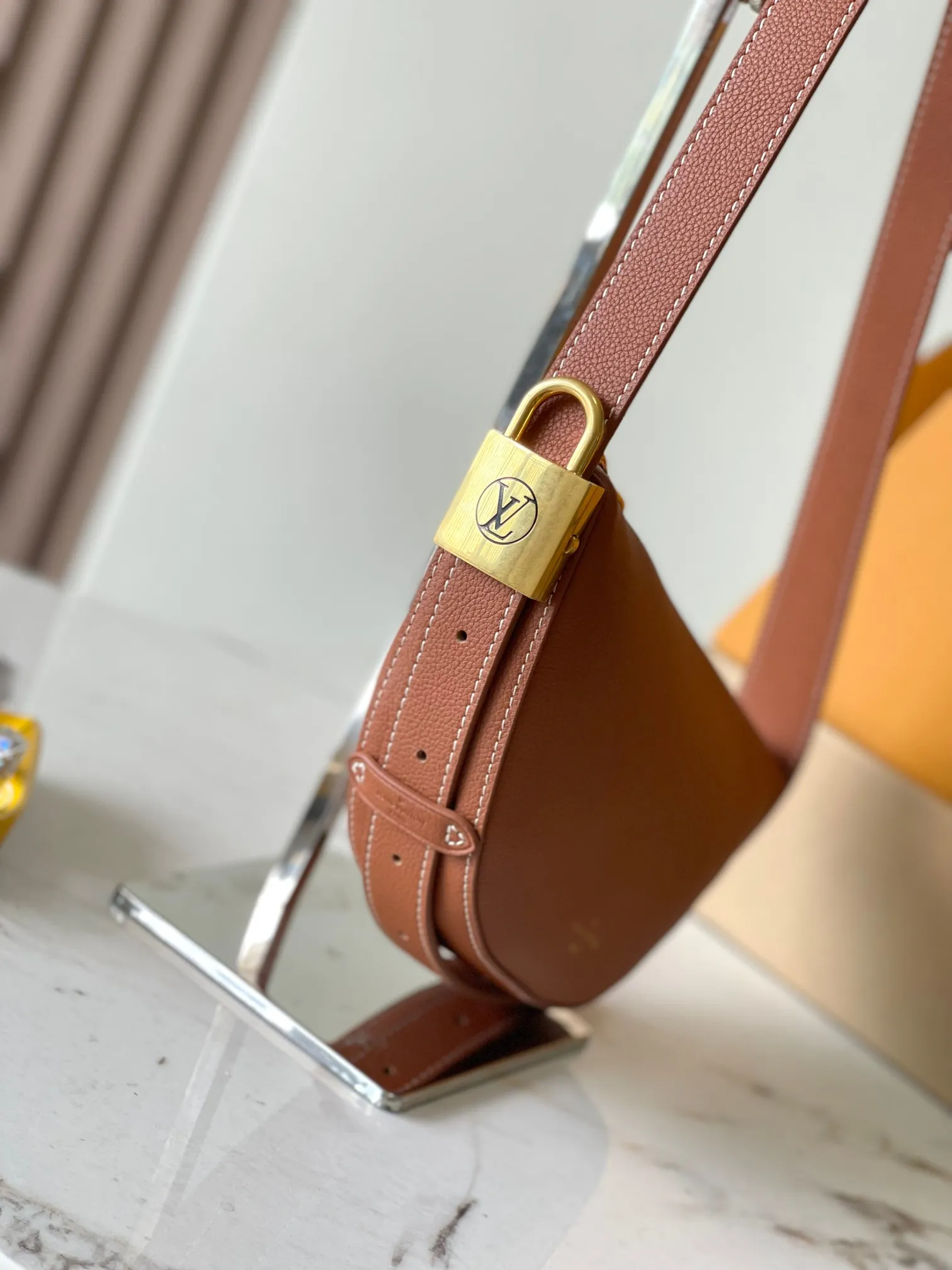p2200 [Special grade MB chip version original leather] Low Key bumbag uses soft cow leather to outline simple and elegant lines, and is paired with suede lining to release a trendy atmosphere, fully demonstrating the brand's exquisite craftsmanship. Model: M83546 dynamic chip version Material: A-grade all-steel hardware, imported original fabric Packaging: full set of original factory duty-free MB packaging Size: 28*13*5.5CM