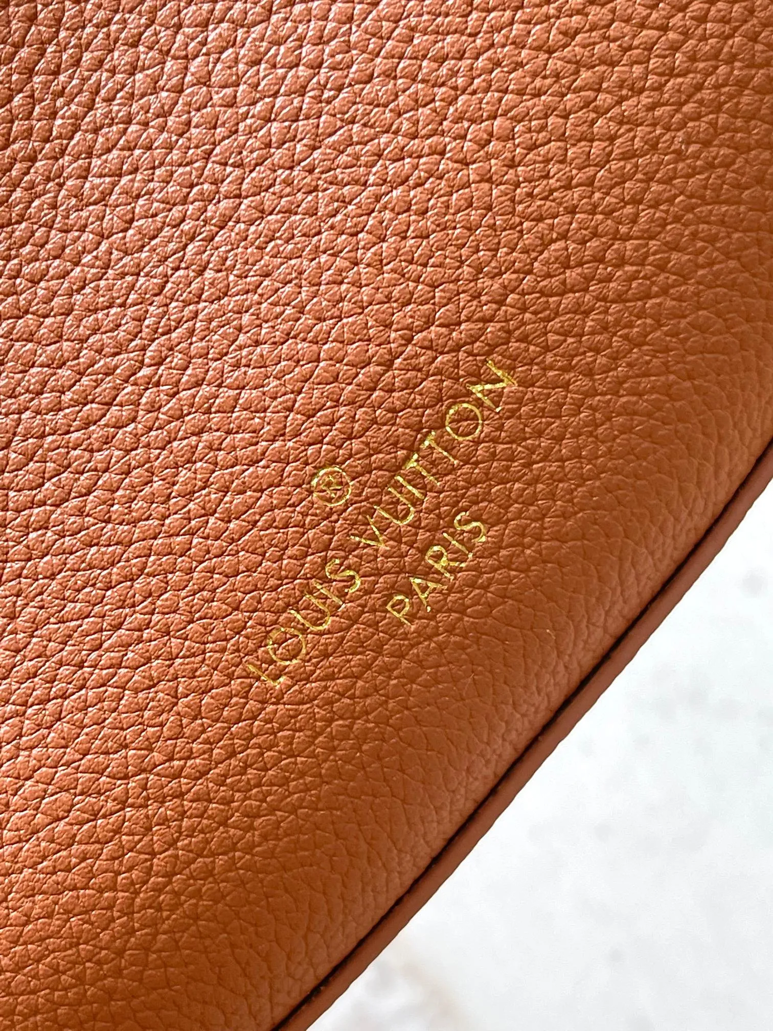 p2200 [Special grade MB chip version original leather] Low Key bumbag uses soft cow leather to outline simple and elegant lines, and is paired with suede lining to release a trendy atmosphere, fully demonstrating the brand's exquisite craftsmanship. Model: M83546 dynamic chip version Material: A-grade all-steel hardware, imported original fabric Packaging: full set of original factory duty-free MB packaging Size: 28*13*5.5CM