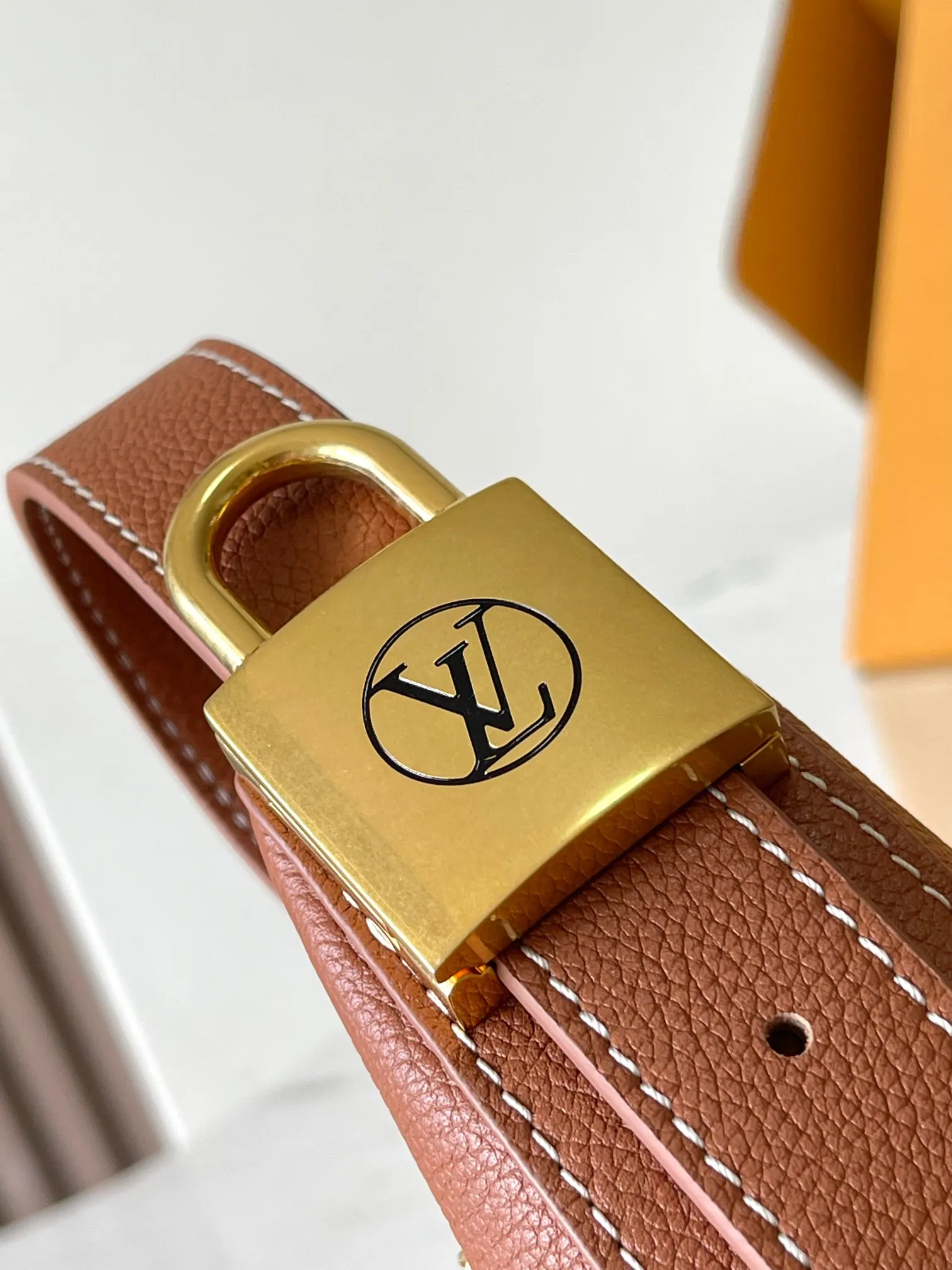 p2200 [Special grade MB chip version original leather] Low Key bumbag uses soft cow leather to outline simple and elegant lines, and is paired with suede lining to release a trendy atmosphere, fully demonstrating the brand's exquisite craftsmanship. Model: M83546 dynamic chip version Material: A-grade all-steel hardware, imported original fabric Packaging: full set of original factory duty-free MB packaging Size: 28*13*5.5CM