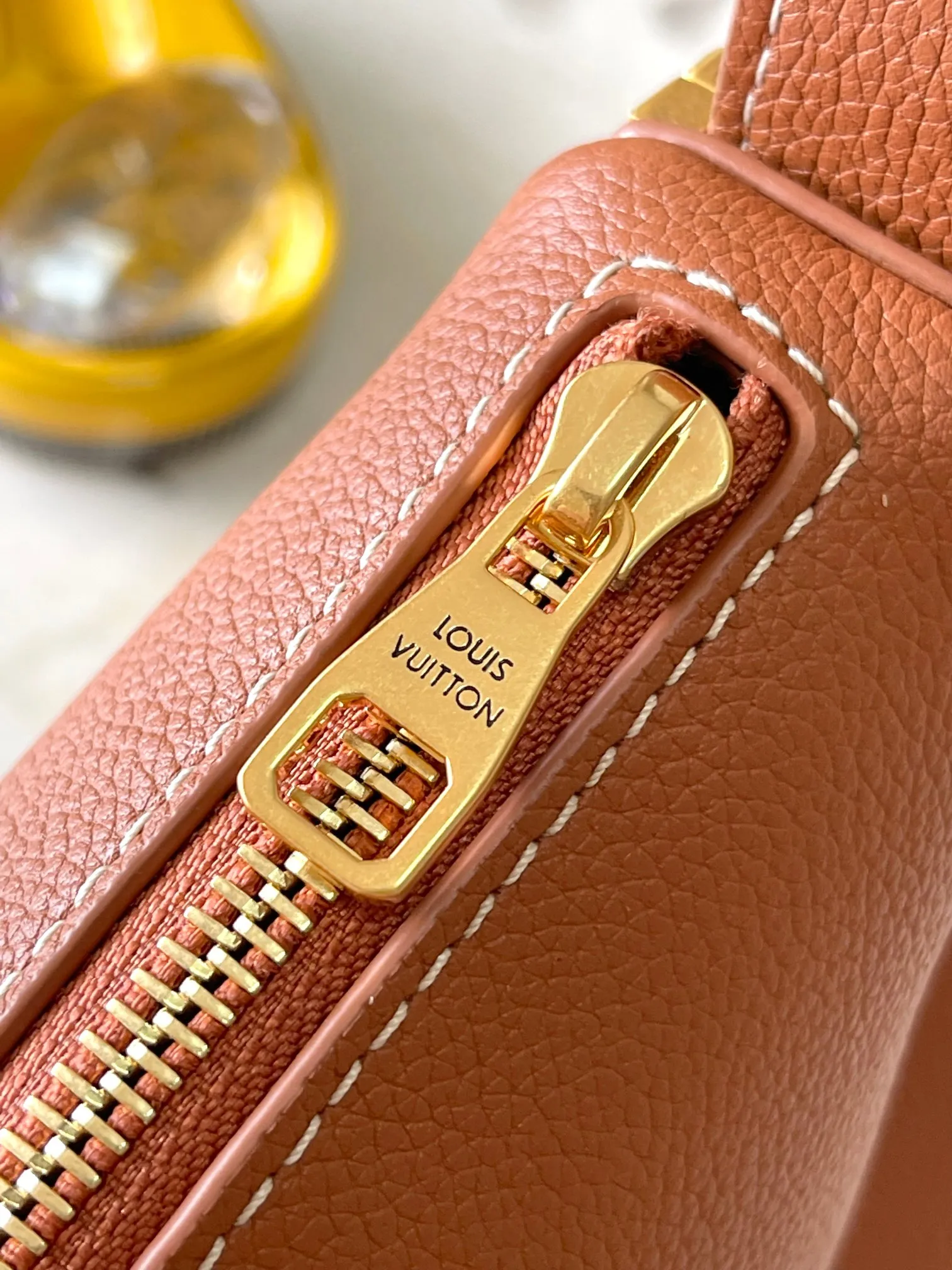 p2200 [Special grade MB chip version original leather] Low Key bumbag uses soft cow leather to outline simple and elegant lines, and is paired with suede lining to release a trendy atmosphere, fully demonstrating the brand's exquisite craftsmanship. Model: M83546 dynamic chip version Material: A-grade all-steel hardware, imported original fabric Packaging: full set of original factory duty-free MB packaging Size: 28*13*5.5CM