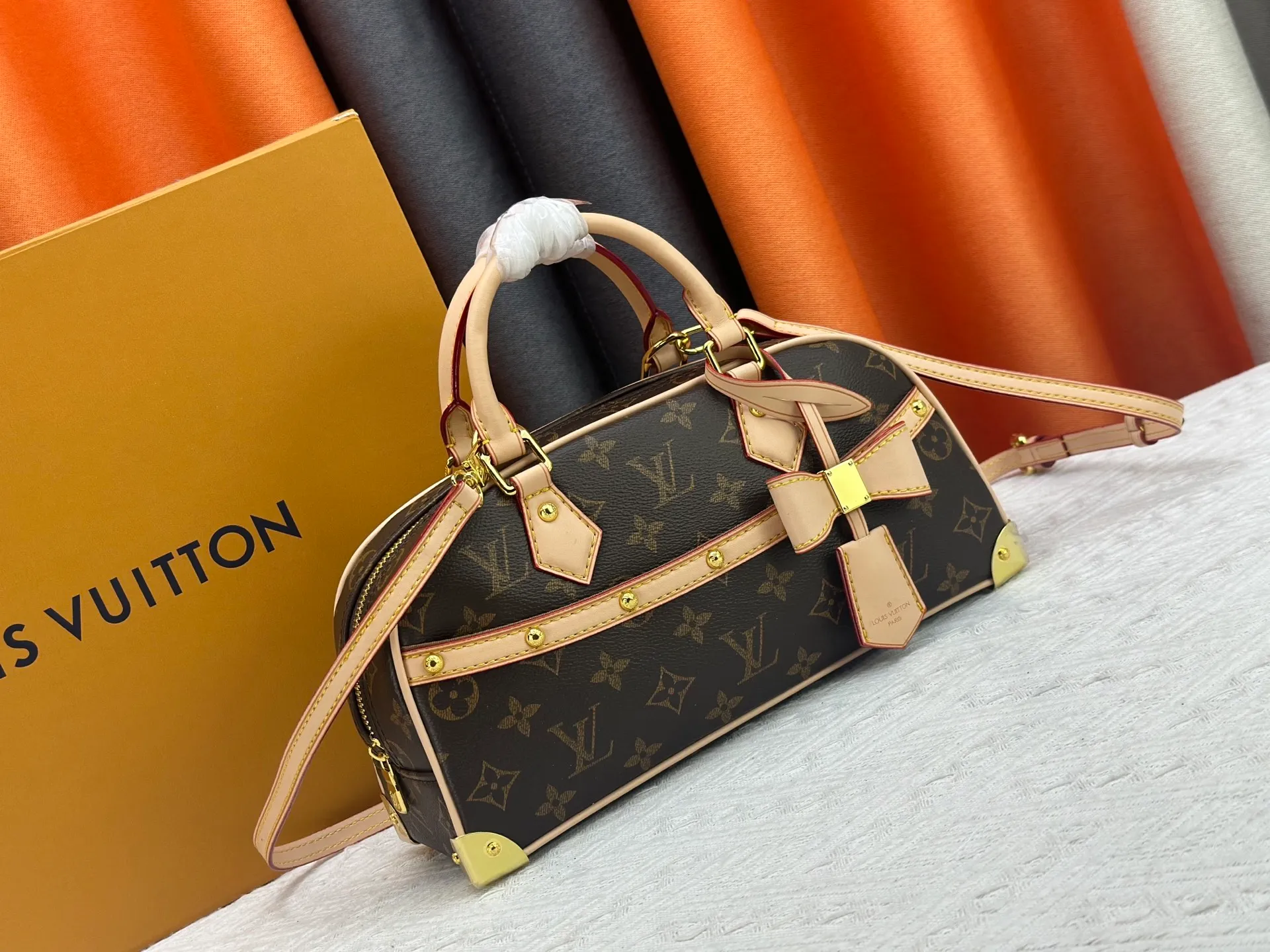 P280 Upgraded Original M13084 This Handbag East West handbag is from the Louis Vuitton x Takashi Murakami reissue series, using the artist's signature rainbow tones to trace the full-length Monogram pattern. Sleek horizontal construction lines the top handle, studded side straps, detachable and adjustable shoulder strap and LV x TM key holder, with cowhide leather details and sophisticated corners that nod to the brand's traditional luggage. Dimensions: 27.0 x 14.0 x 10.0 cm (length x height x width)