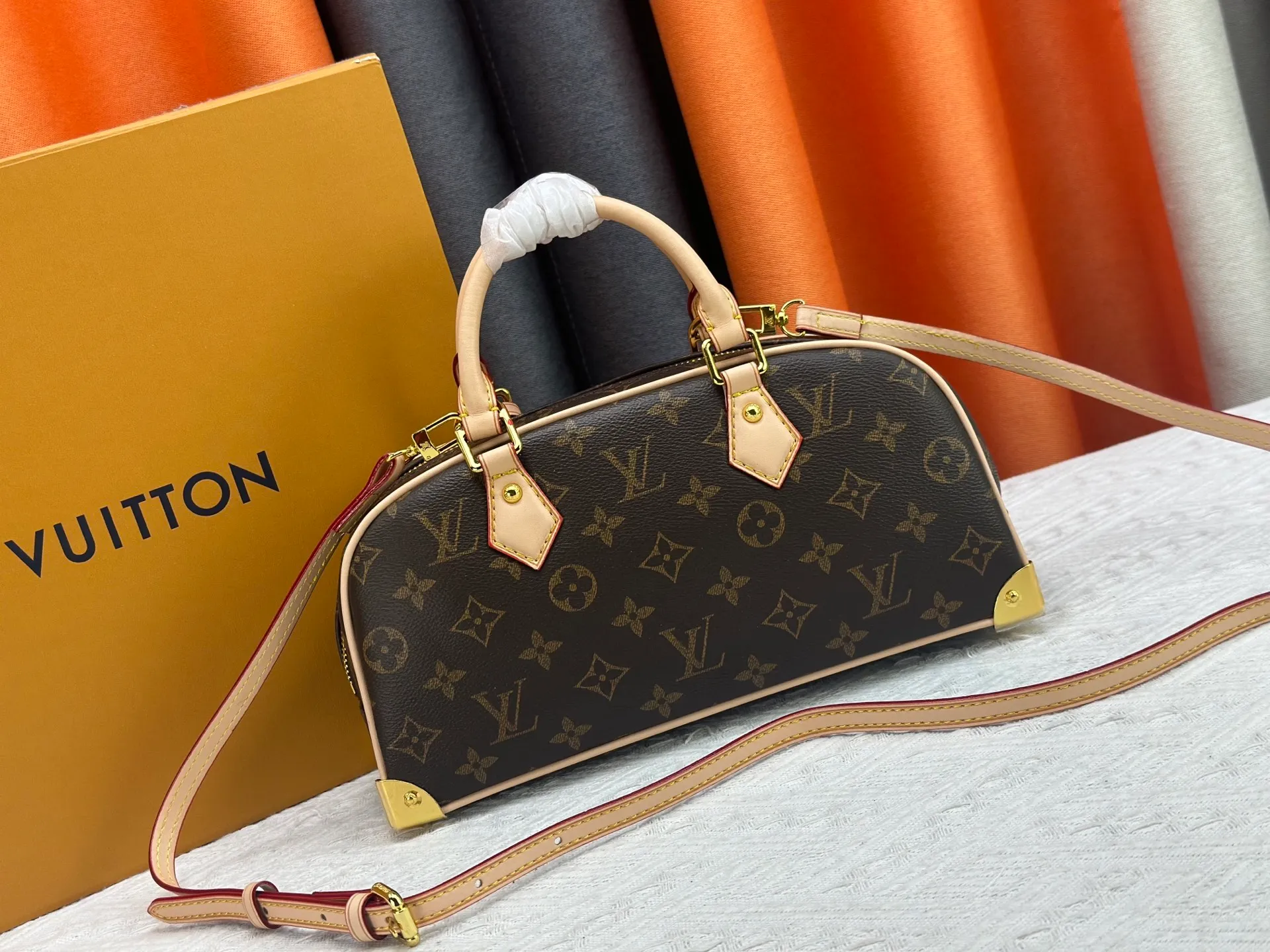 P280 Upgraded Original M13084 This Handbag East West handbag is from the Louis Vuitton x Takashi Murakami reissue series, using the artist's signature rainbow tones to trace the full-length Monogram pattern. Sleek horizontal construction lines the top handle, studded side straps, detachable and adjustable shoulder strap and LV x TM key holder, with cowhide leather details and sophisticated corners that nod to the brand's traditional luggage. Dimensions: 27.0 x 14.0 x 10.0 cm (length x height x width)