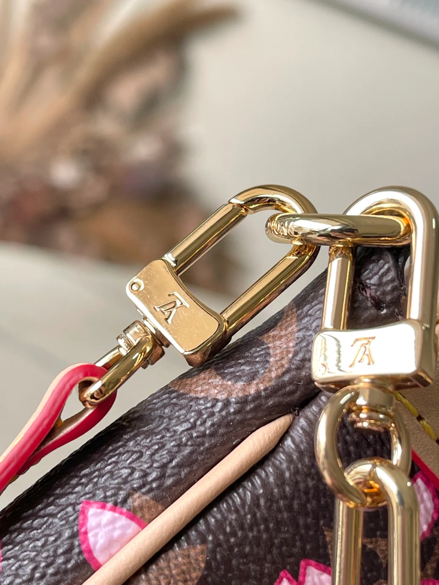 💰980 Top Original Order M13666 This Pochette Accessoires handbag is made of classic Monogram canvas with the bright Cherry Blossom pattern written by Takashi Murakami, which expresses the distinctive elements of the Louis Vuitton×Takashi Murakami replica series in a playful style. A leather bow and LV-engraved padlock accentuate the upper edge, while dazzling studs and a detachable chain add a touch of uninhibited style. Dimensions: 22 × 13 × 4 cm
