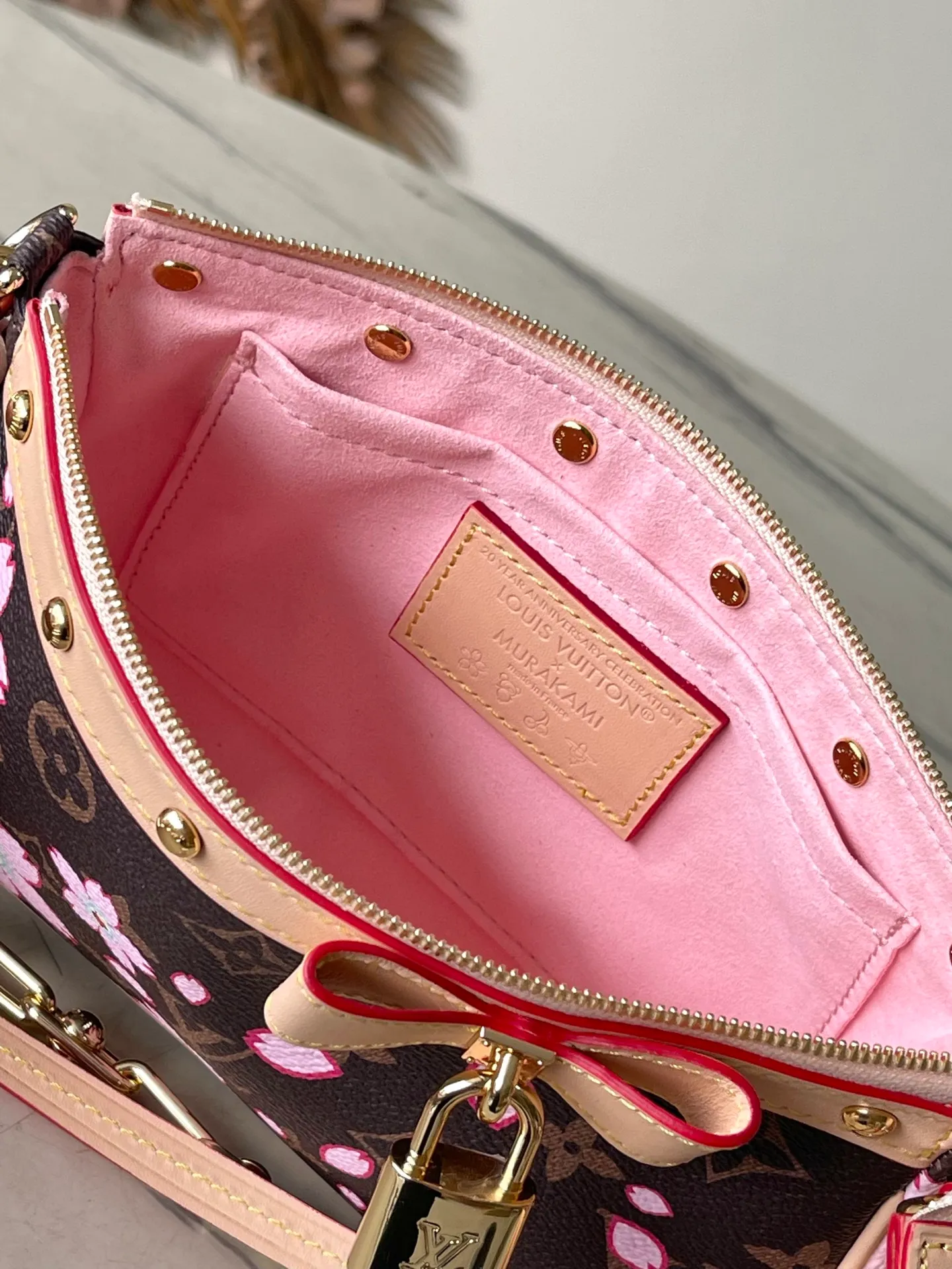 💰980 Top Original Order M13666 This Pochette Accessoires handbag is made of classic Monogram canvas with the bright Cherry Blossom pattern written by Takashi Murakami, which expresses the distinctive elements of the Louis Vuitton×Takashi Murakami replica series in a playful style. A leather bow and LV-engraved padlock accentuate the upper edge, while dazzling studs and a detachable chain add a touch of uninhibited style. Dimensions: 22 × 13 × 4 cm